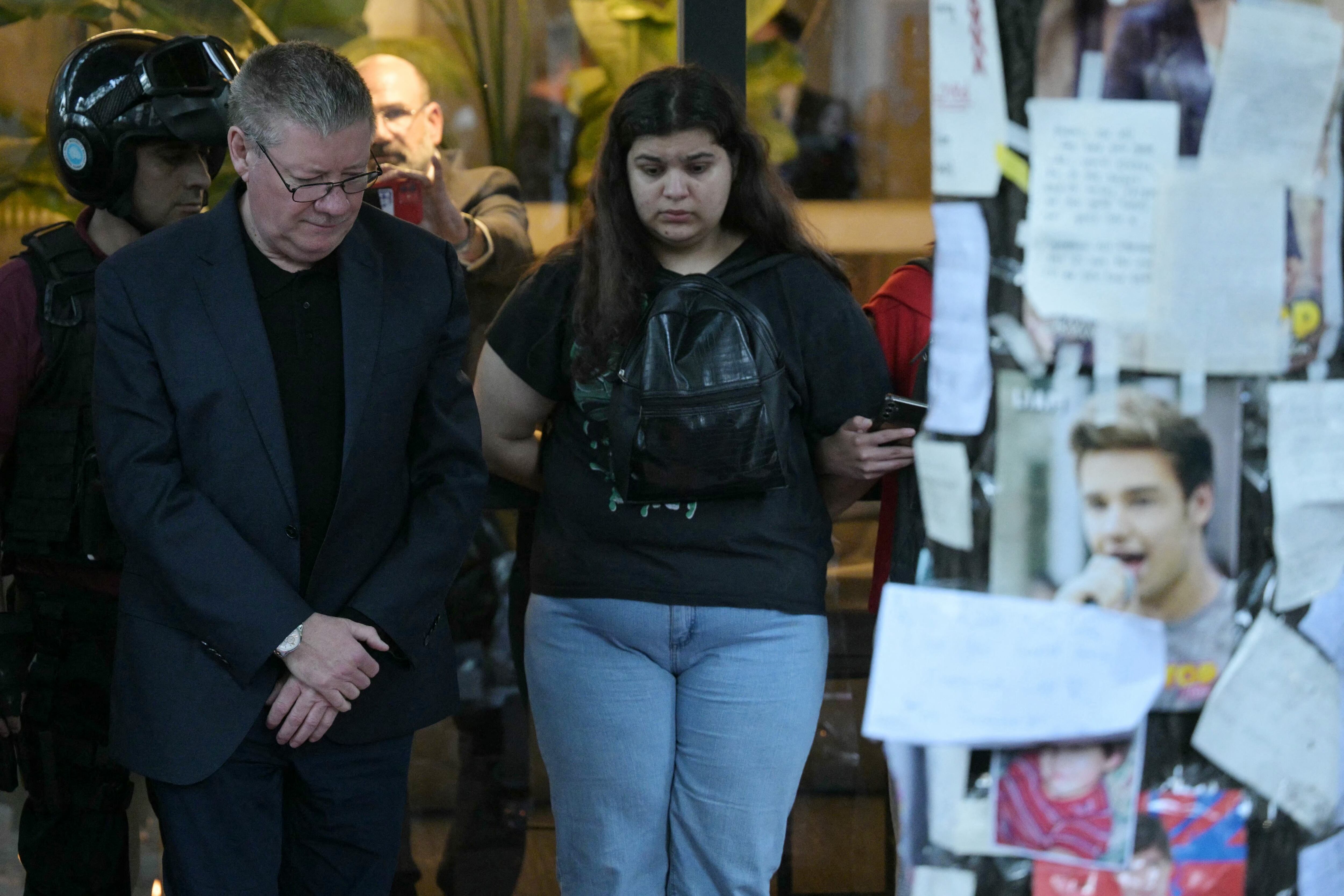 Geoff Payne (izq.), el padre del cantante pop de One Direction, Liam Payne, mira el lugar donde los fanáticos rindieron homenaje a su difunto hijo afuera del Hotel CasaSur en Buenos Aires.