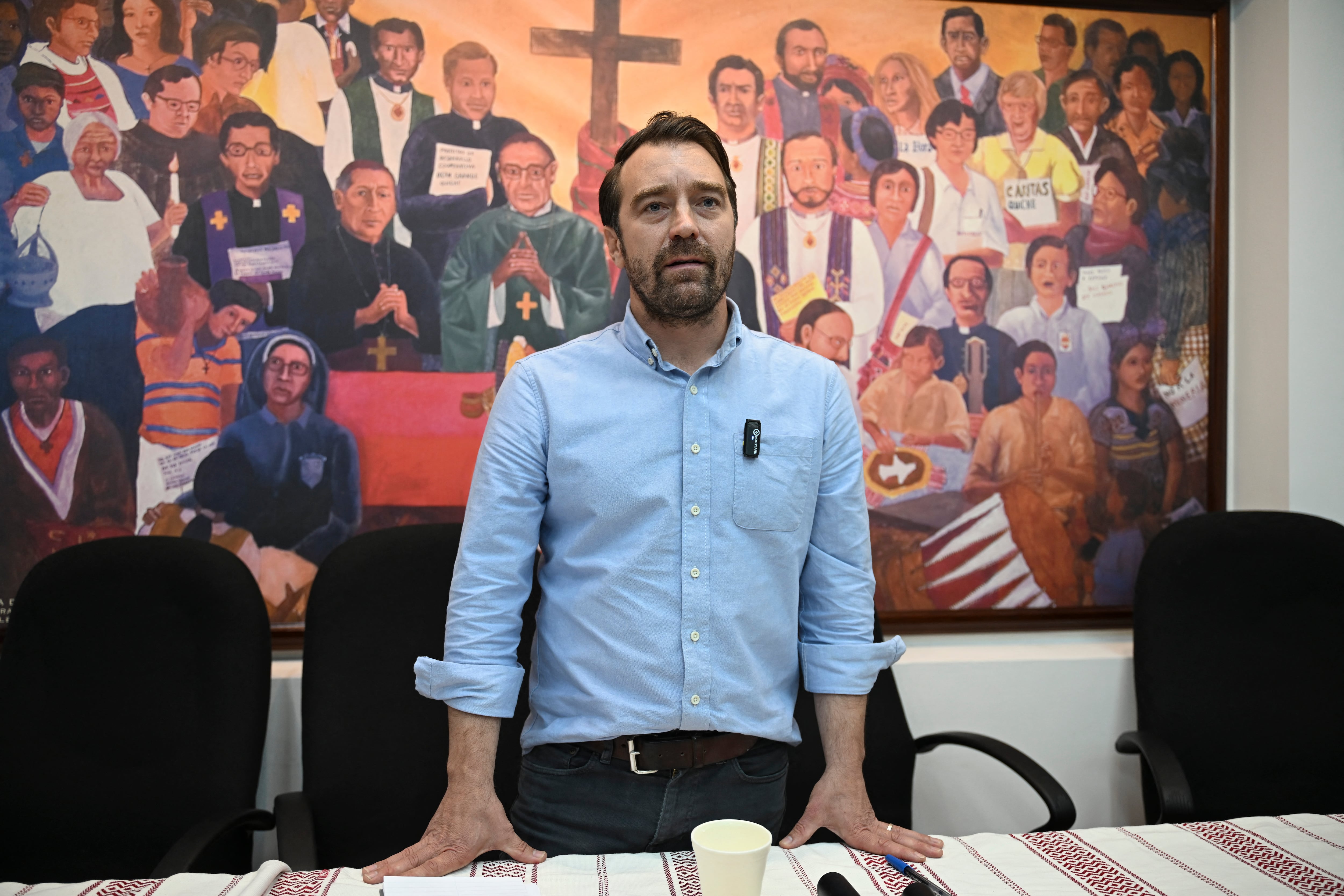 El director ejecutivo de la ONG Cristosal, Noah Bullock, habla durante una conferencia de prensa en Ciudad de Guatemala el 17 de julio de 2025. La ONG Cristosal, un grupo líder en derechos humanos que investiga la corrupción en El Salvador, declaró el 17 de julio de 2025 que se había visto obligada a exiliarse debido a la "represión creciente" del gobierno del presidente Nayib Bukele.