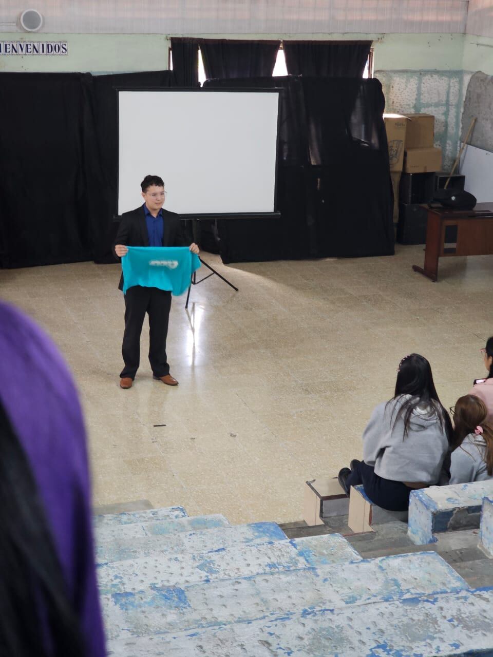Miembro de PPSO entró a colegio con bandera del partido a dar una charla
