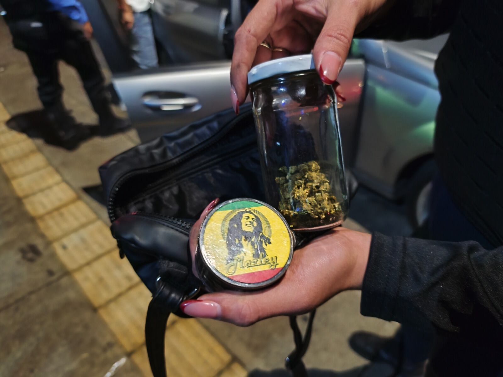 Esto es parte de los objetos y drogas decomisados por la policía.