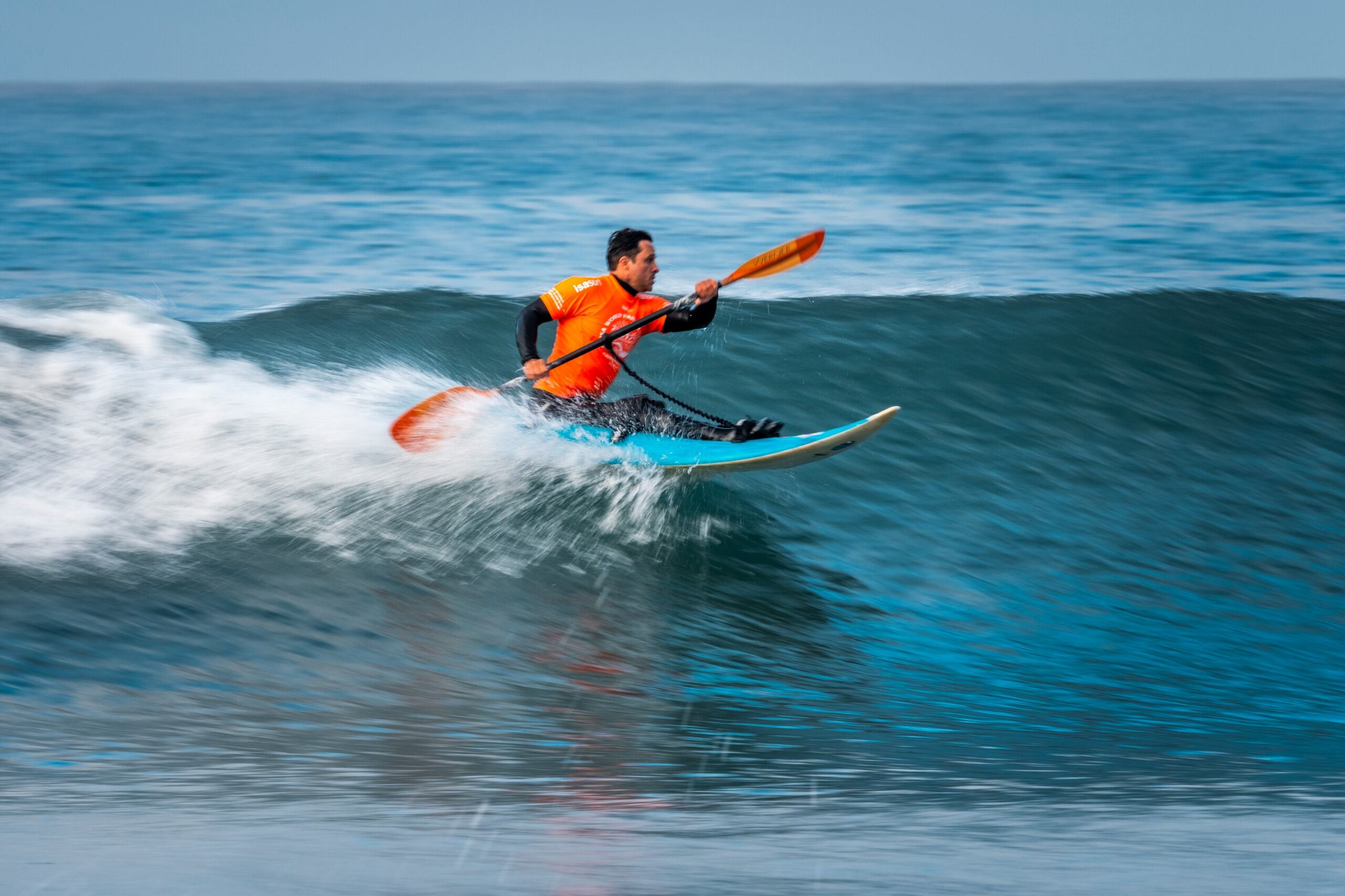 Selección Nacional ParaSurfing
Juan Manuel Camacho
Medalla de cobre (cuarta posición) en la categoría SIT (compite sentado y toma las olas con un remo)
7 de noviembre del 2025
Fotografía: Sean Evans