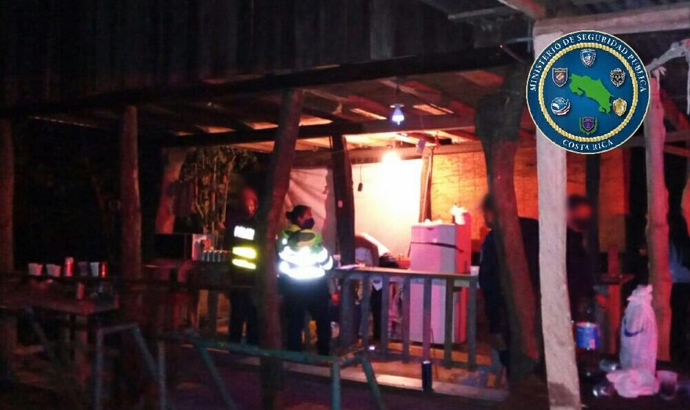 En Puriscal se clausuró una de las fiestas clandestinas masivas y se decomisaron bebidas alcohólicas que eran vendidas sin la autorización debida. Foto: Cortesía MSP.