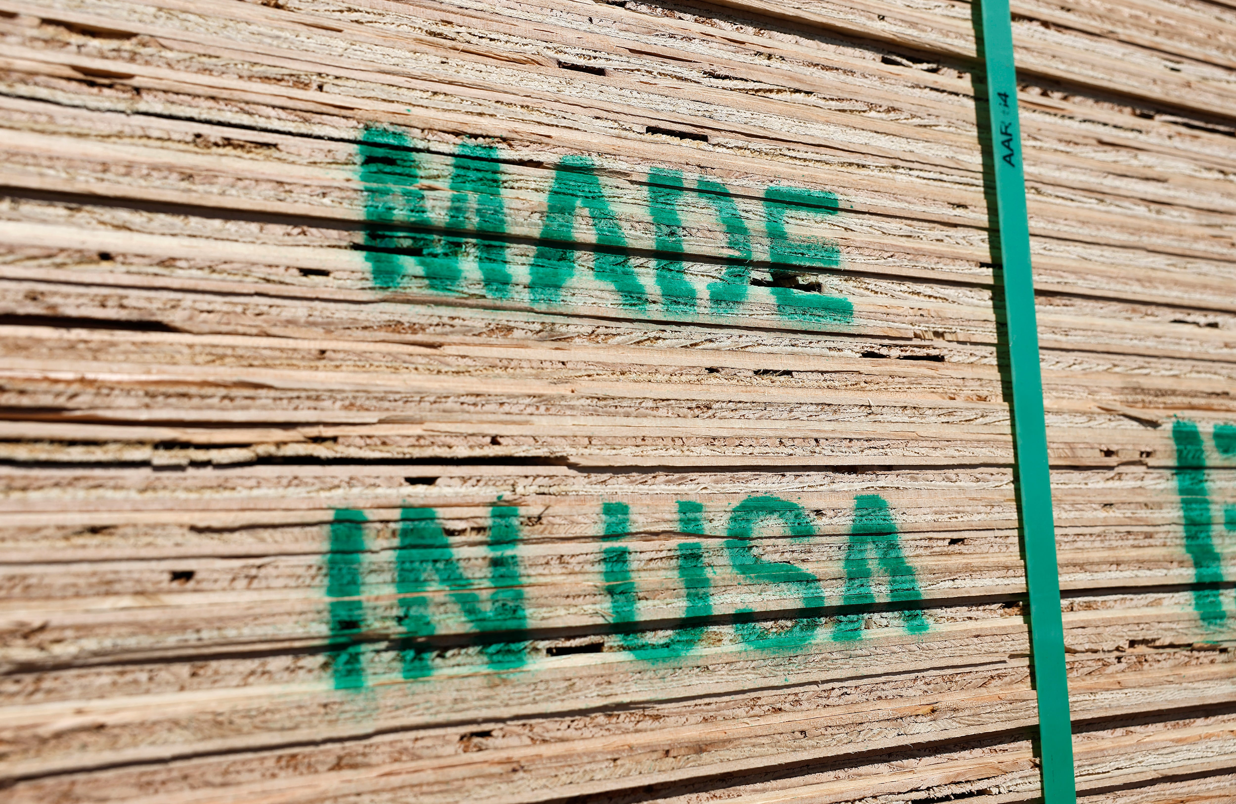 Pilas de madera con la inscripción "Made in USA" en color verde, en referencia a la fabricación estadounidense. El boicot a productos de EE.UU. crece en Escandinavia debido a tensiones políticas.