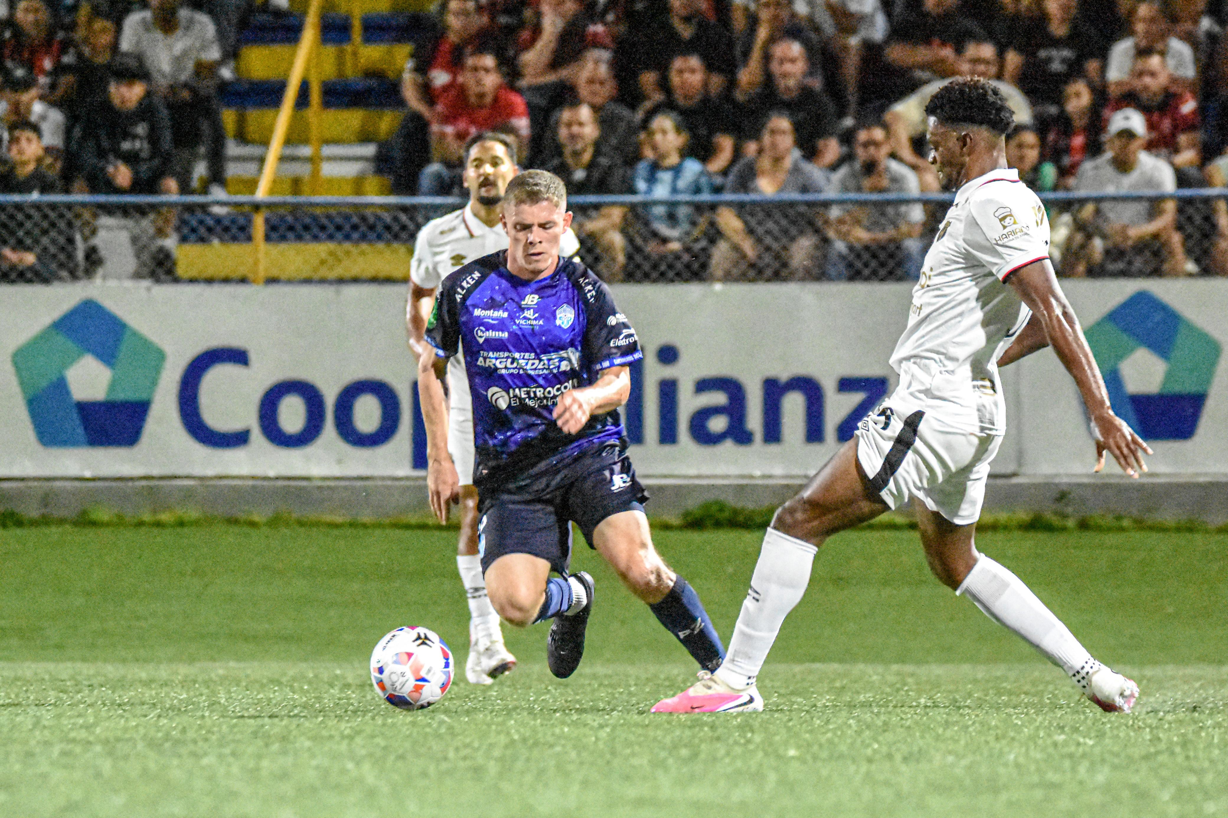 Pérez Zeledón y Liga Deportiva Alajuelense le hacen frente a un partido disputado.