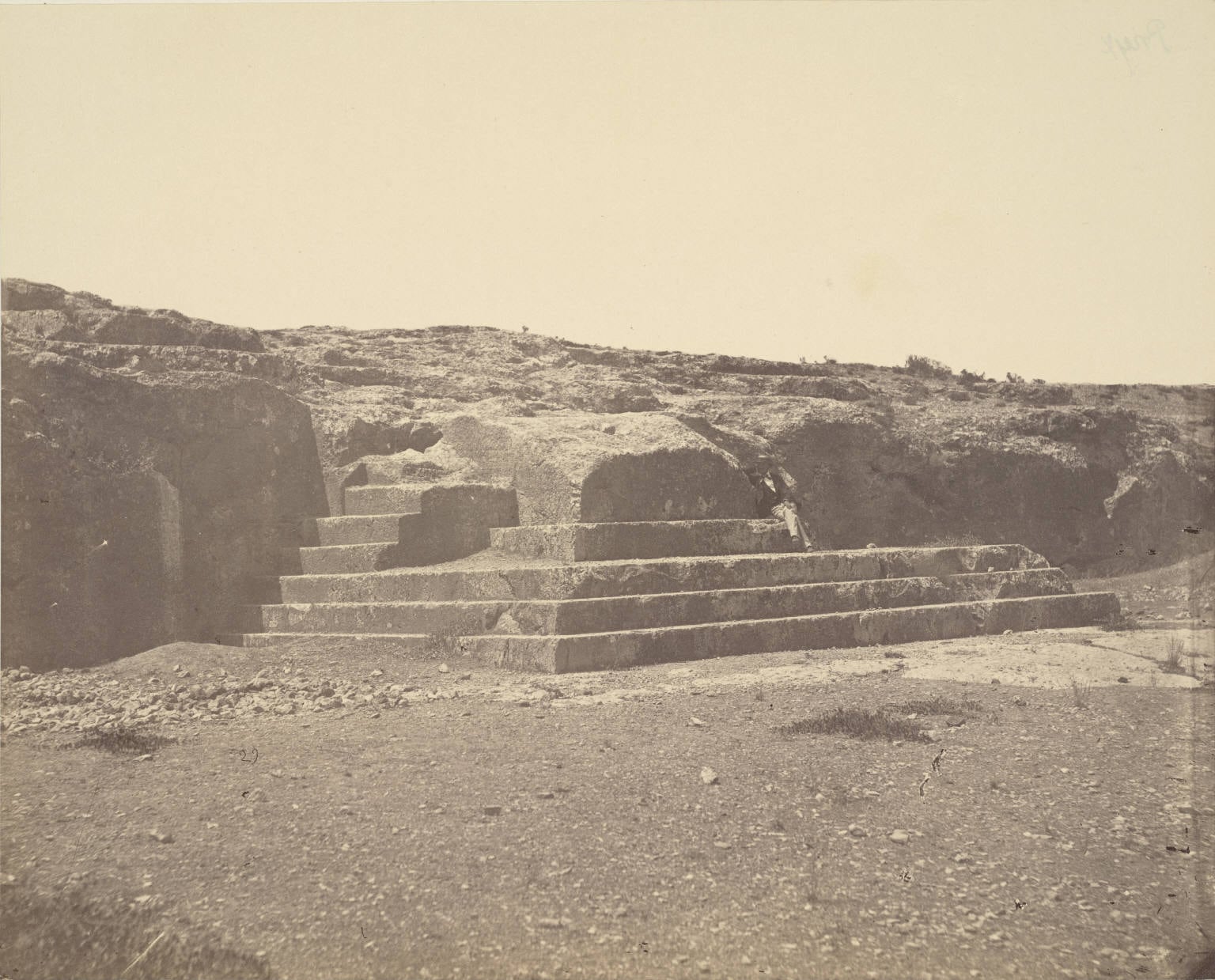 Una copia en albúmina de la escalera tallada para el orador en la colina de la Pnix, tomada aproximadamente entre 1865 y 1895, orientada hacia el oeste.