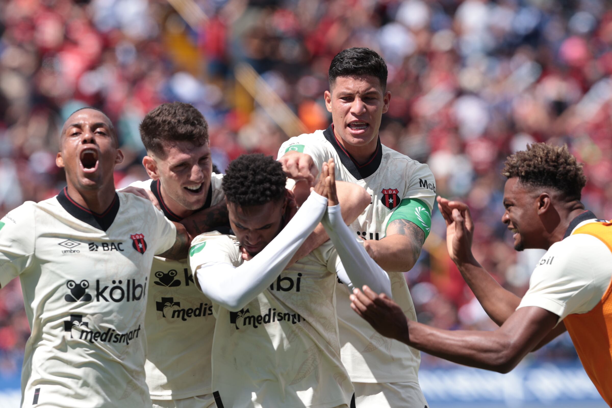 30/11/2025/ Juego entre Club Sport Cartagines vs Liga Deportiva Alajuelense por la fecha 17 del torneo apertura de l Liga Promerica en el estadio Fello Meza / foto John Durán