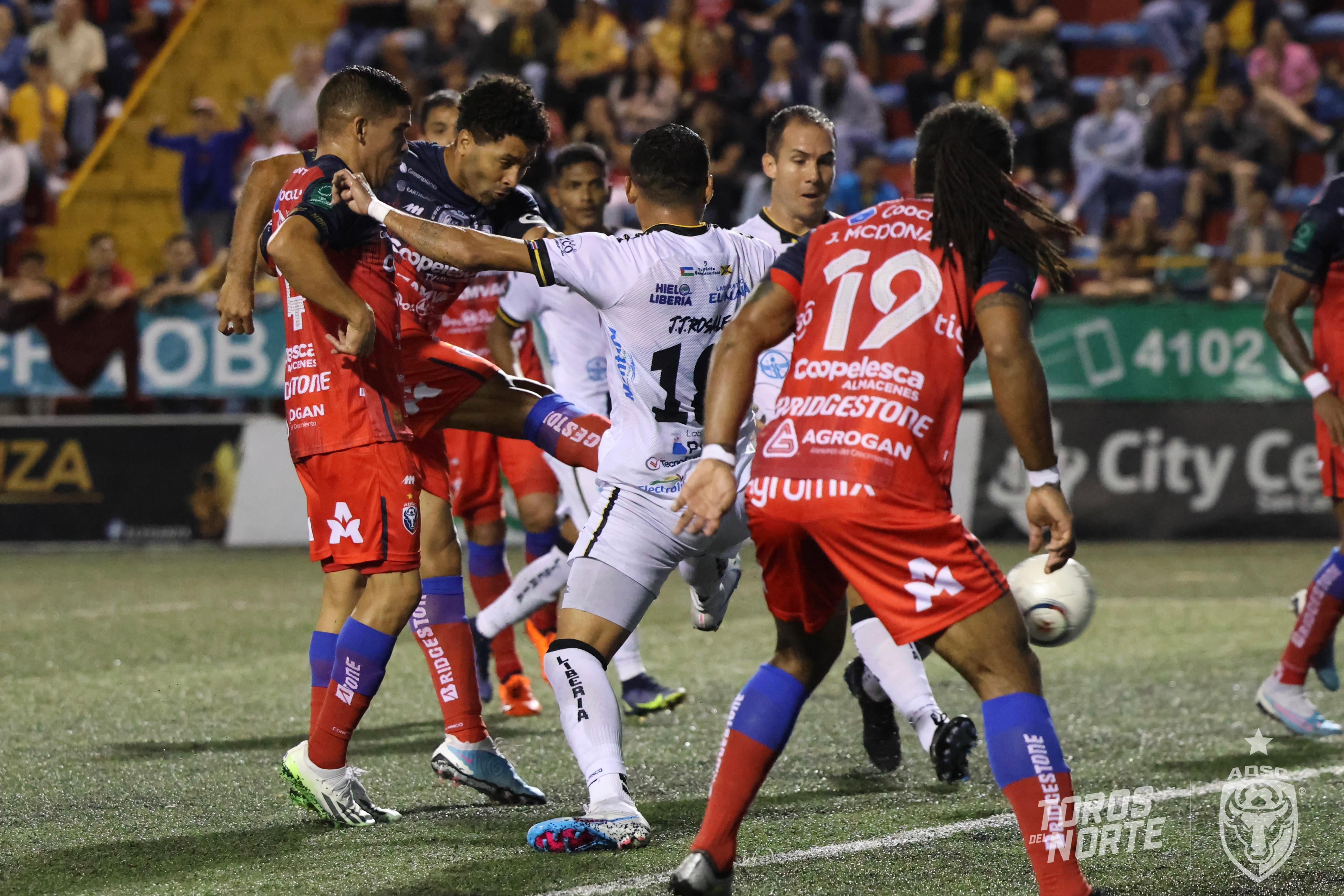 Álvaro Saborío entró al juego y con su anotación encaminó el triunfo de San Carlos contra Liberia.