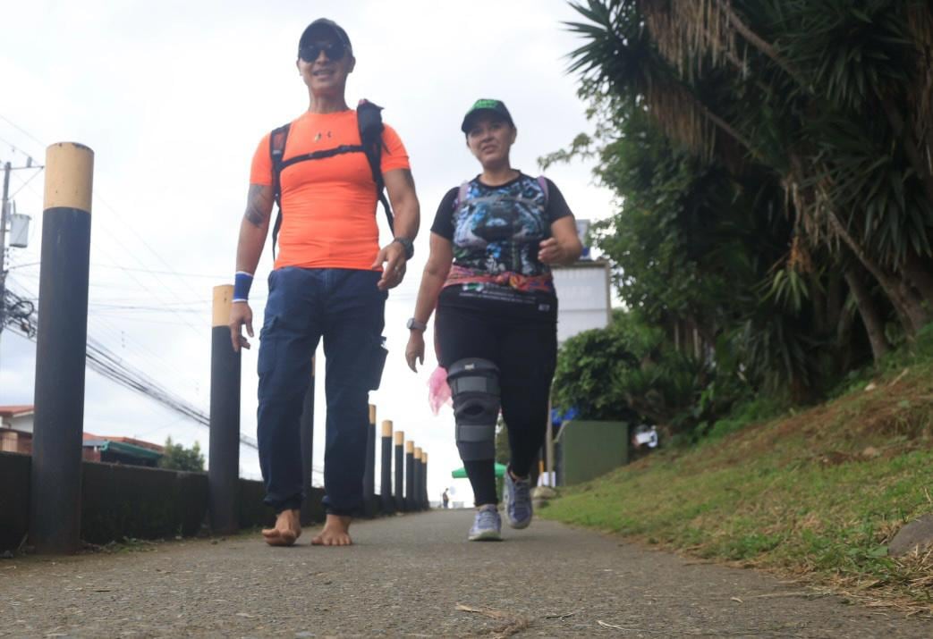 Randall Pérez hace la romería descalzo. Foto: Rafael Pacheco