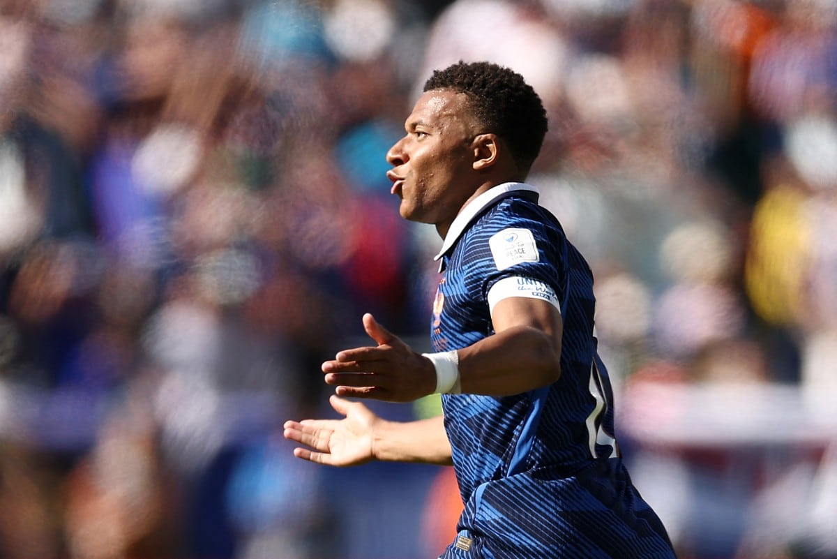 Kylian Mbappé consiguió un doblete en el debut mundialista de Francia ante Senegal.