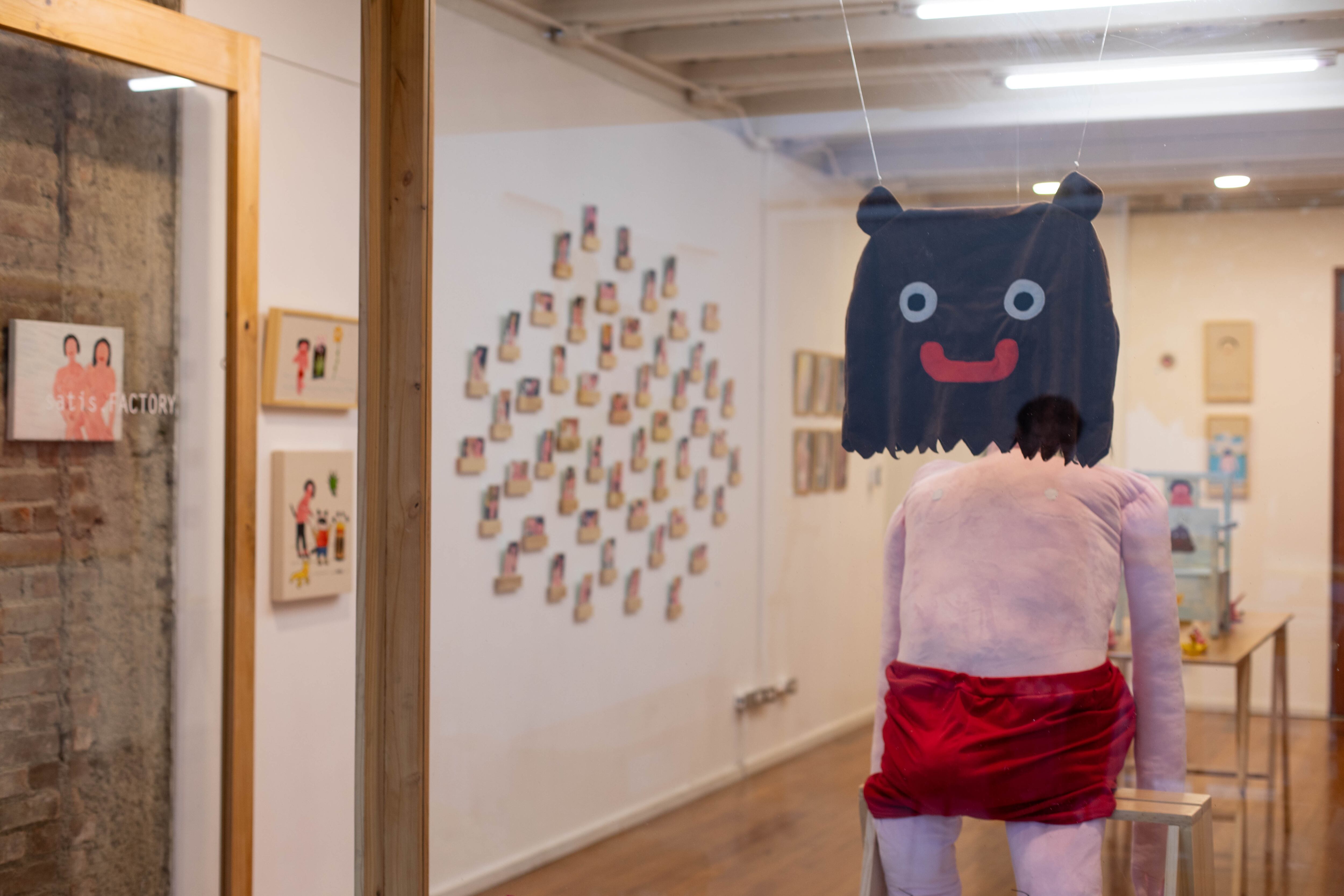 Valiente Pastel muestra su arte en Satisfactory este noviembre del 2023. Foto: cortesía de satisFACTORY.