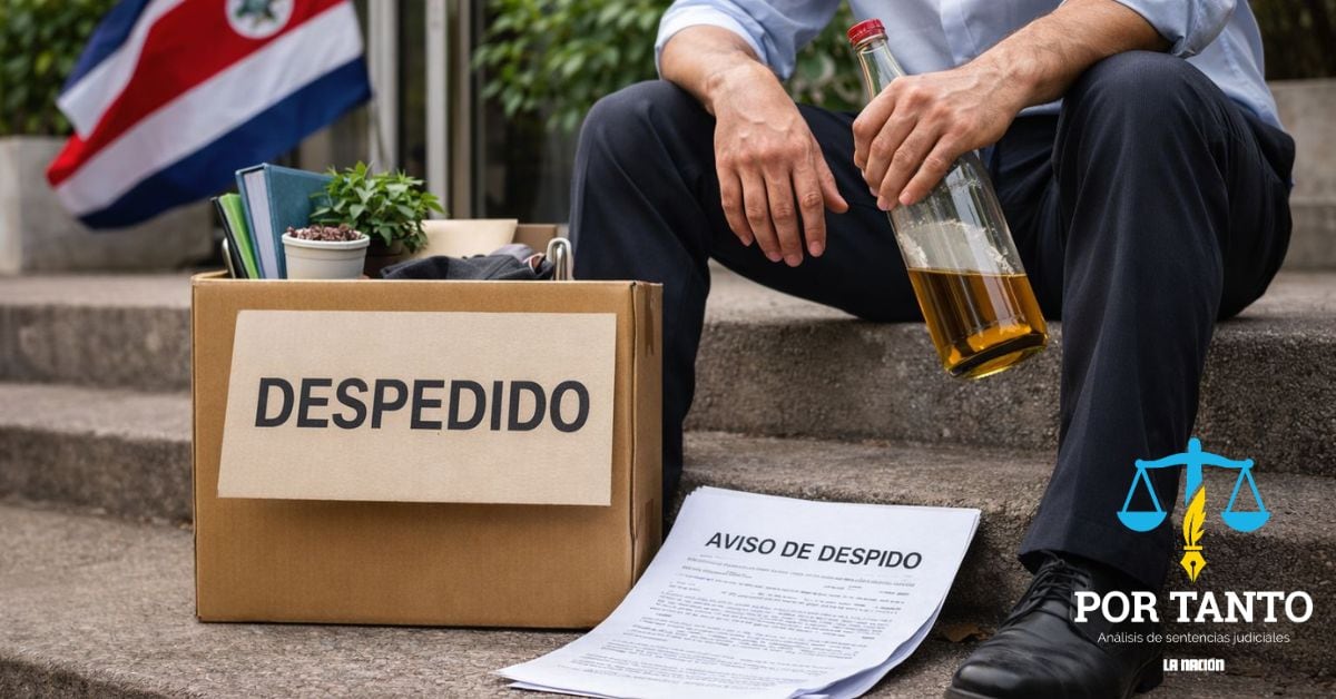 En la imagen alguien sentado en una acera con una carta de despido y una botella de licor