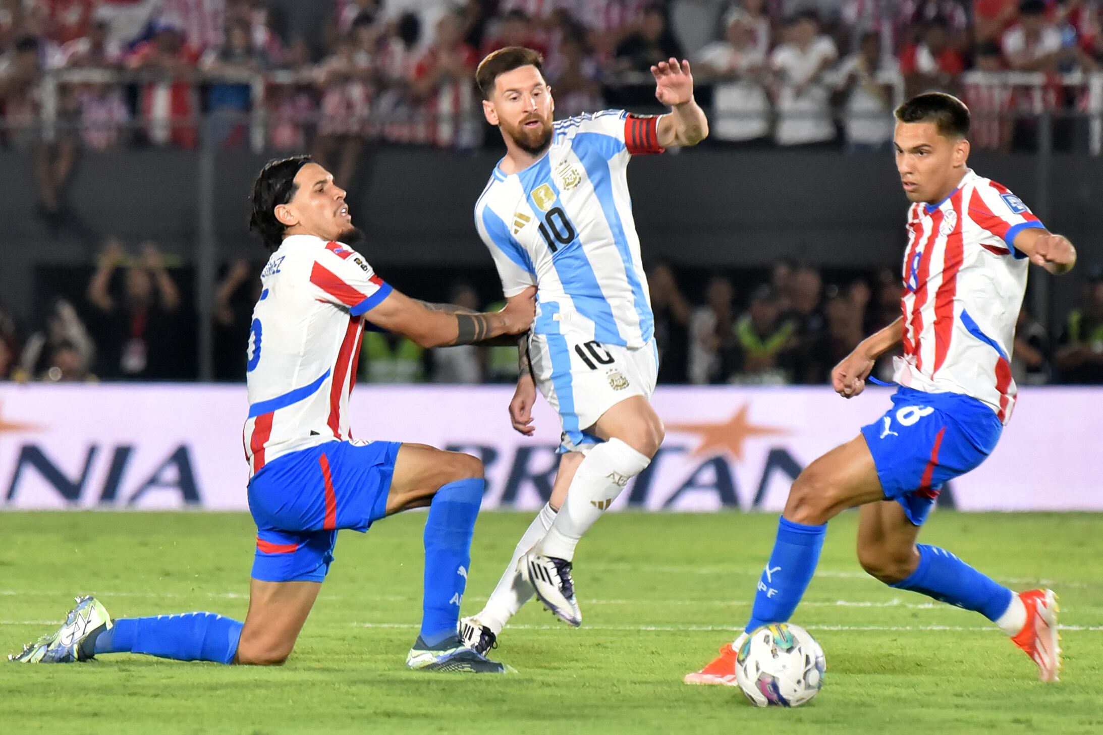 Argentina's forward #10 Lionel Messi fights for the ball with Paraguay's defender #15 Gustavo Gomez (L) and midfielder #08 Diego Gomez during the 2026 FIFA World Cup South American qualifiers football match between Paraguay and Argentina at the Ueno Defensores del Chaco stadium in Asuncion on November 14, 2024. (Photo by JOSE BOGADO / AFP)