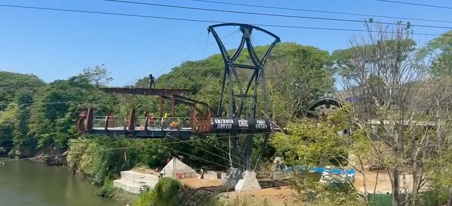 El mirador se ubica en la margen derecha del río Tárcoles, a pocos metros del puente, en una zona frecuentada por turistas para observar cocodrilos.