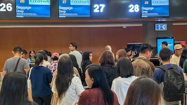 Extienden cierre de aeropuertos de Indonesia, tras erupción de volcán