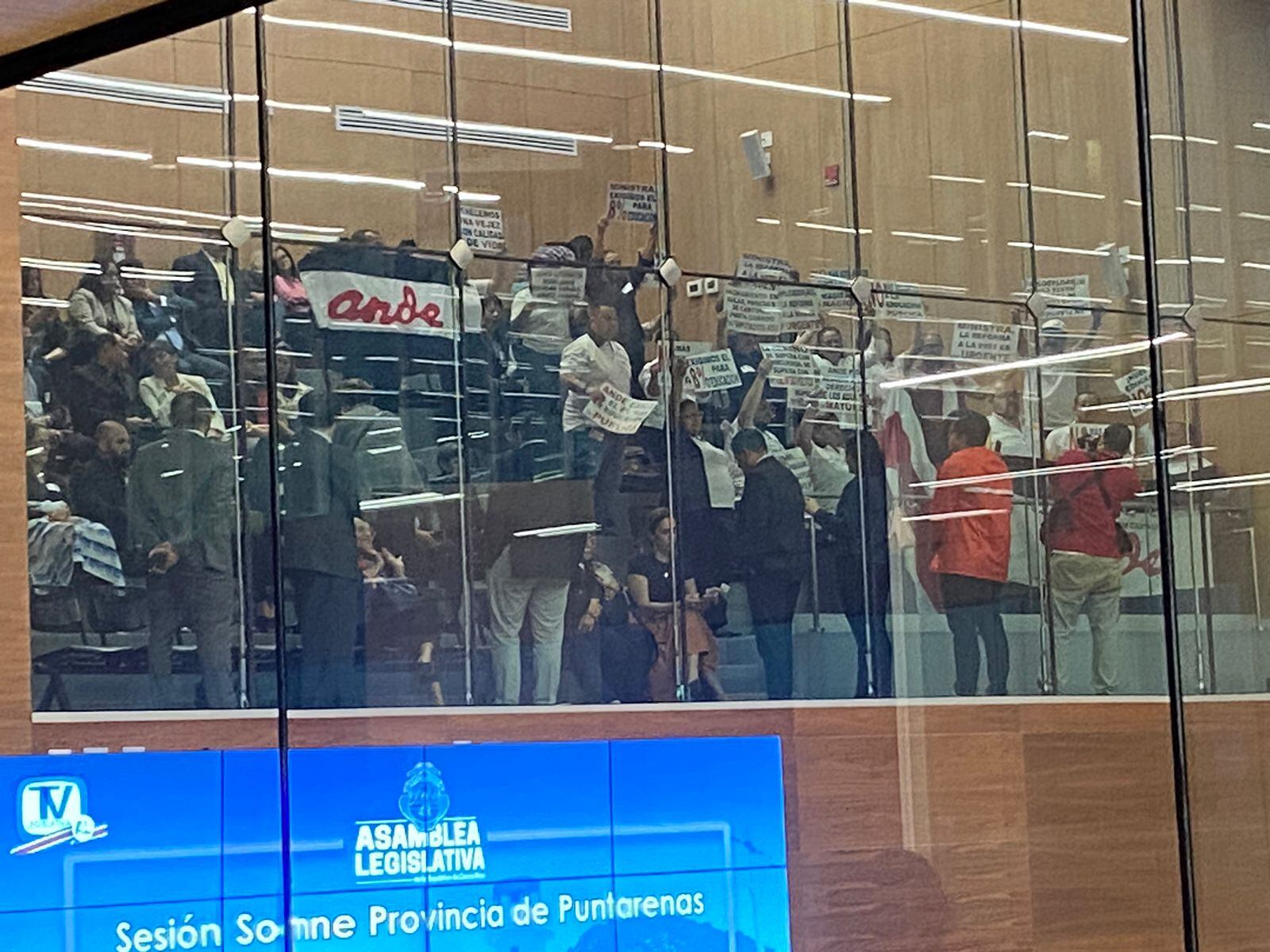 Representantes sindicales llegaron a la interpelación de Anna Katharina Müller. Foto: Valeria Martínez