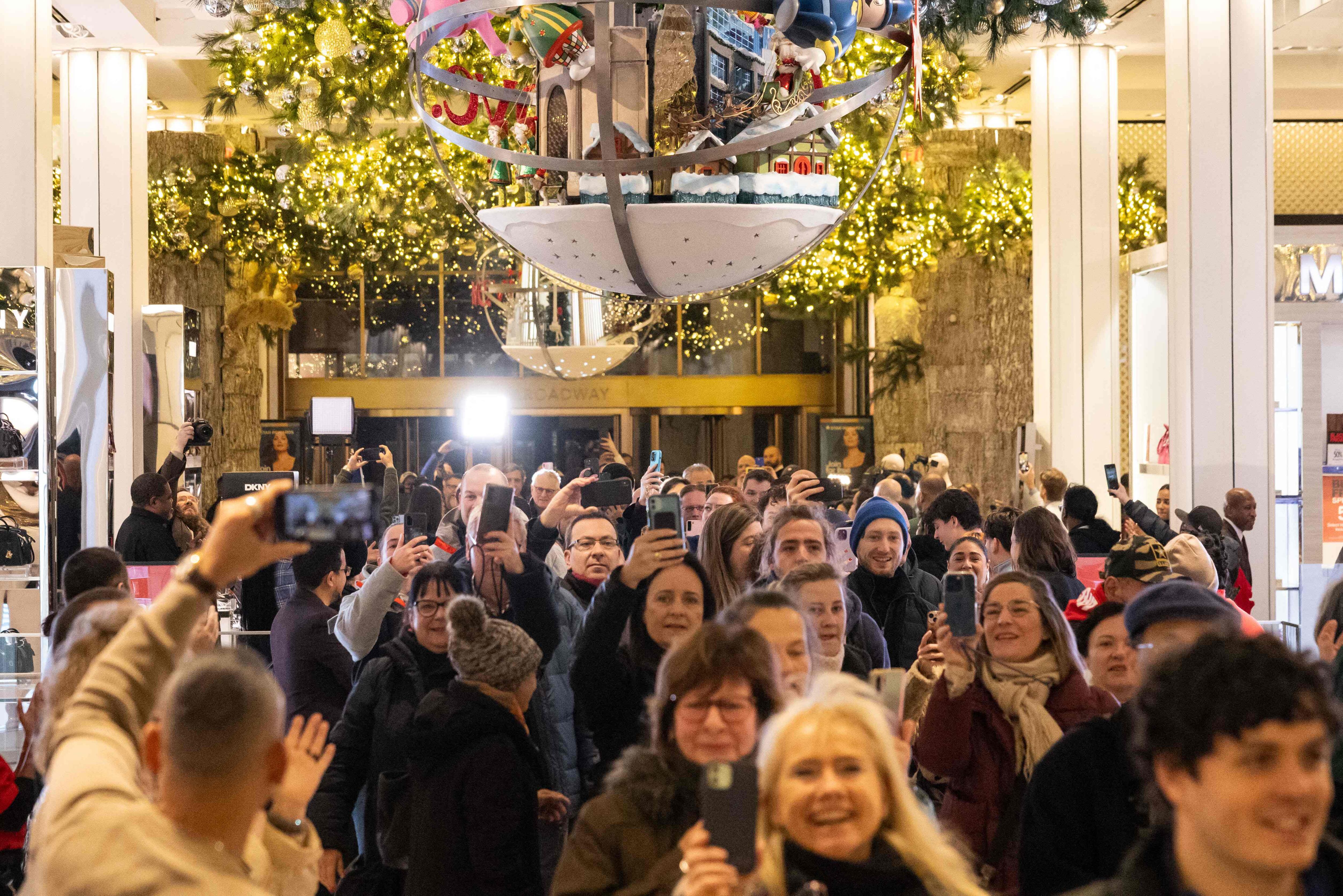 Los clientes ingresan a Macy's en la ciudad de Nueva York el "Viernes Negro". Los esfuerzos del sector minorista para atraer la compra de regalos navideños van en aumento este fin de semana con el día de compras anual "Viernes Negro" seguido del más nuevo "lunes cibernético".