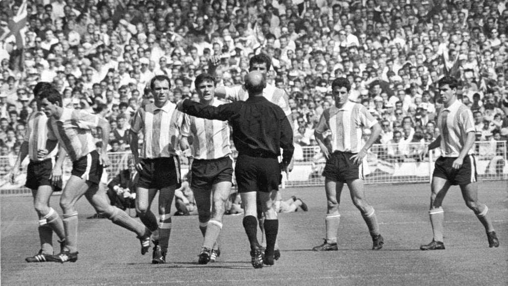 Esta fue la expulsión de Antonio Rattin en el Mundial de Inglaterra 66, que propició la aparición de las tarjetas amarillas y rojas. El histórico argentino falleció este sábado.