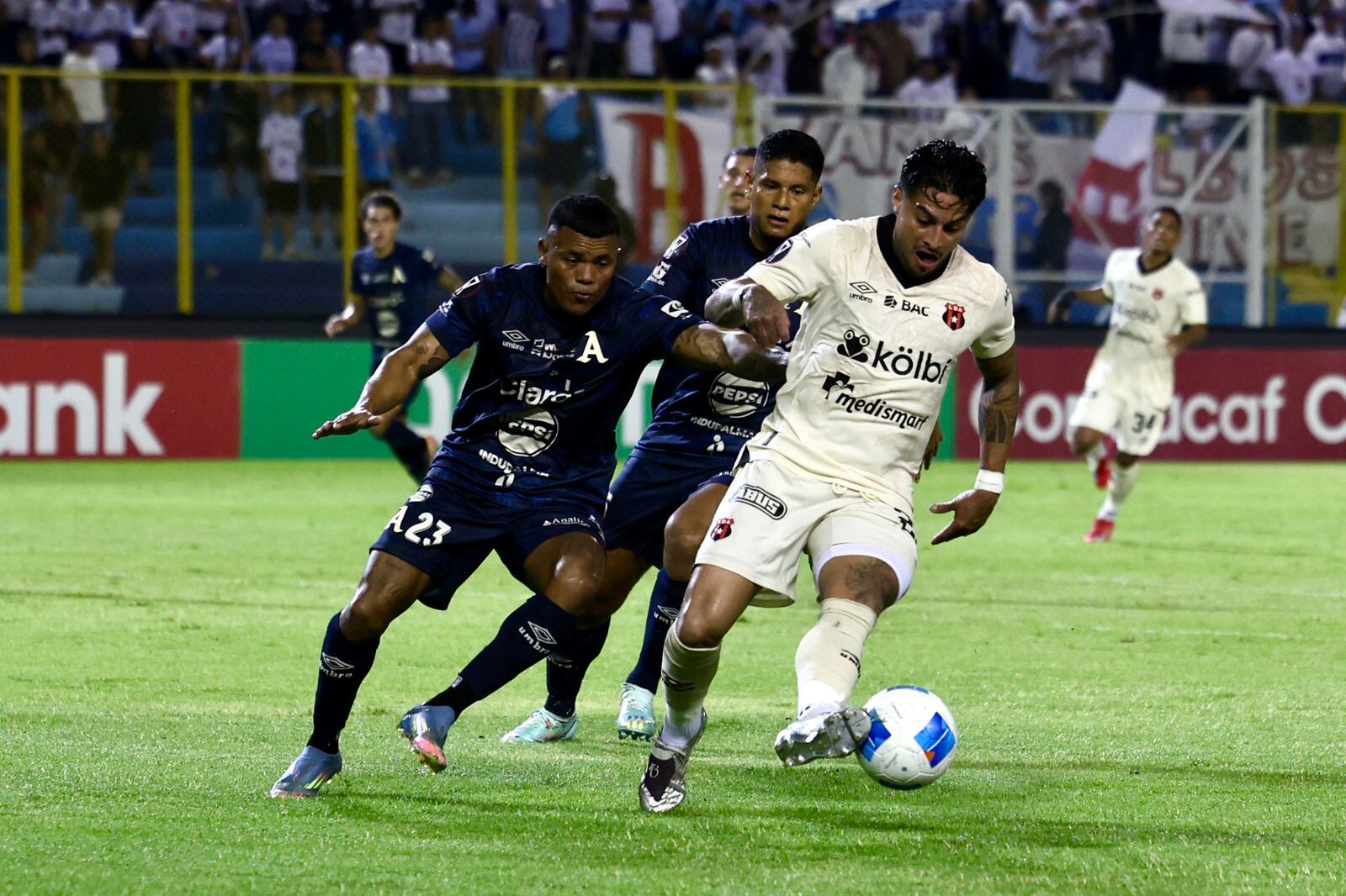 Rónald Matarrita se ha visto muy participativo en el partido entre Alianza y Liga Deportiva Alajuelense.