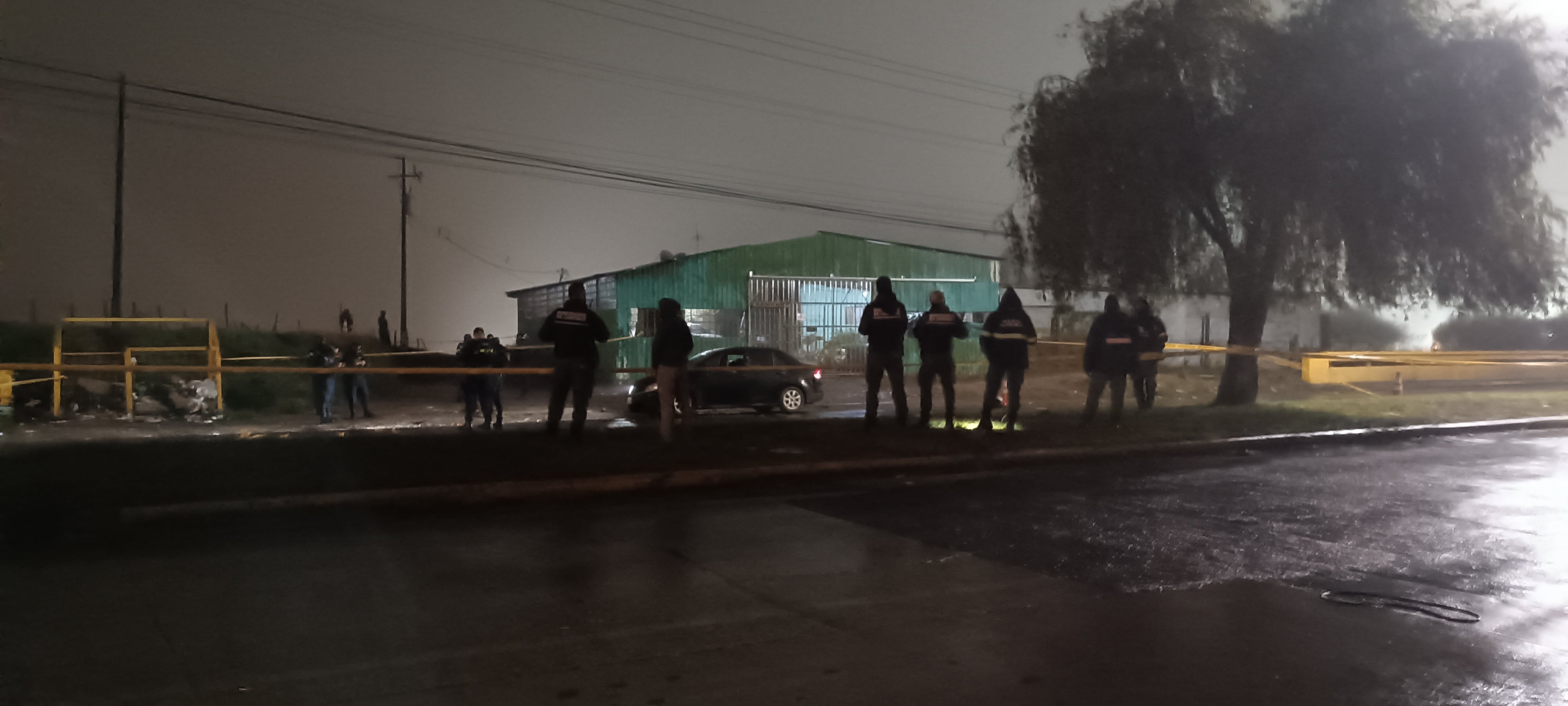 Agentes del OIJ y oficiales de Fuerza Pública acordonaron la escena del doble homicidio ocurrido en La Lima de Cartago, donde un hombre y una mujer fueron asesinados dentro de un vehículo atacado a balazos.