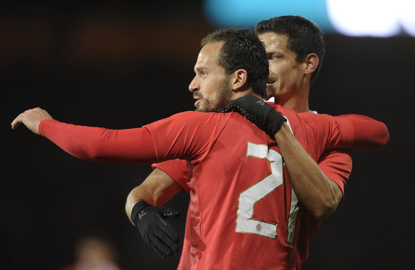 Marco Ureña festeja su gol con Daniel Colindres. Fotografía: AFP