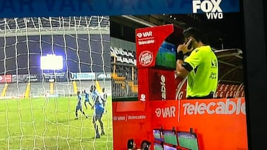 Árbitro tuvo que hacer la revisión del VAR comunicándose con un celular (y pitó penal)