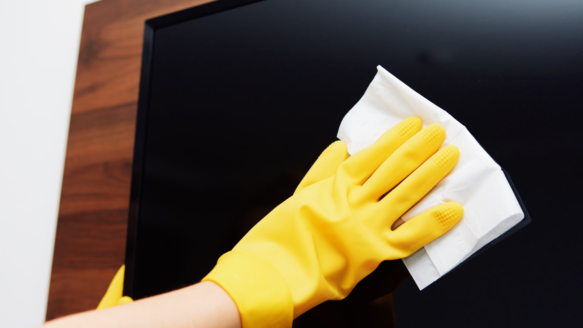 Consejos esenciales para limpiar su TV smart de forma segura y evitar daños permanentes en la pantalla.