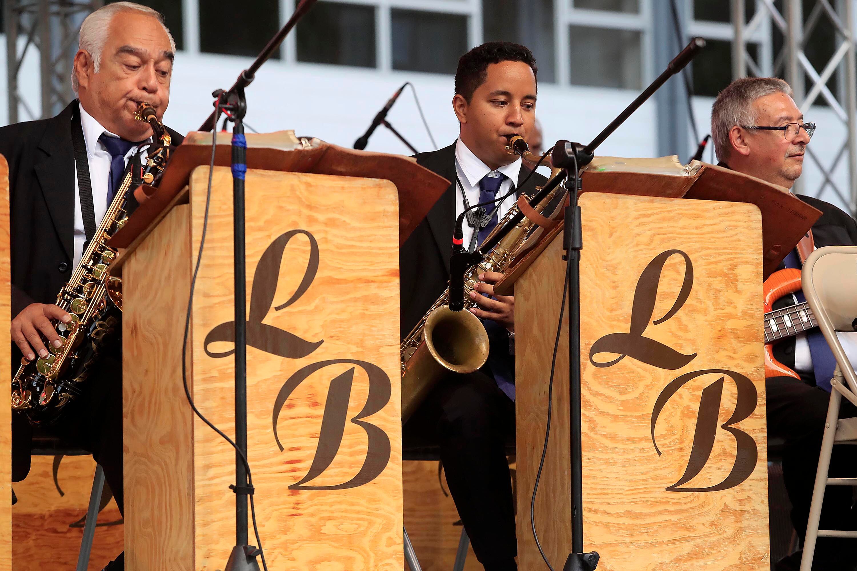 Imágenes de músicos costarricenses de grupos como Malpaís, Los Tenores, oerquesta Lubín Barahona en conciertos.