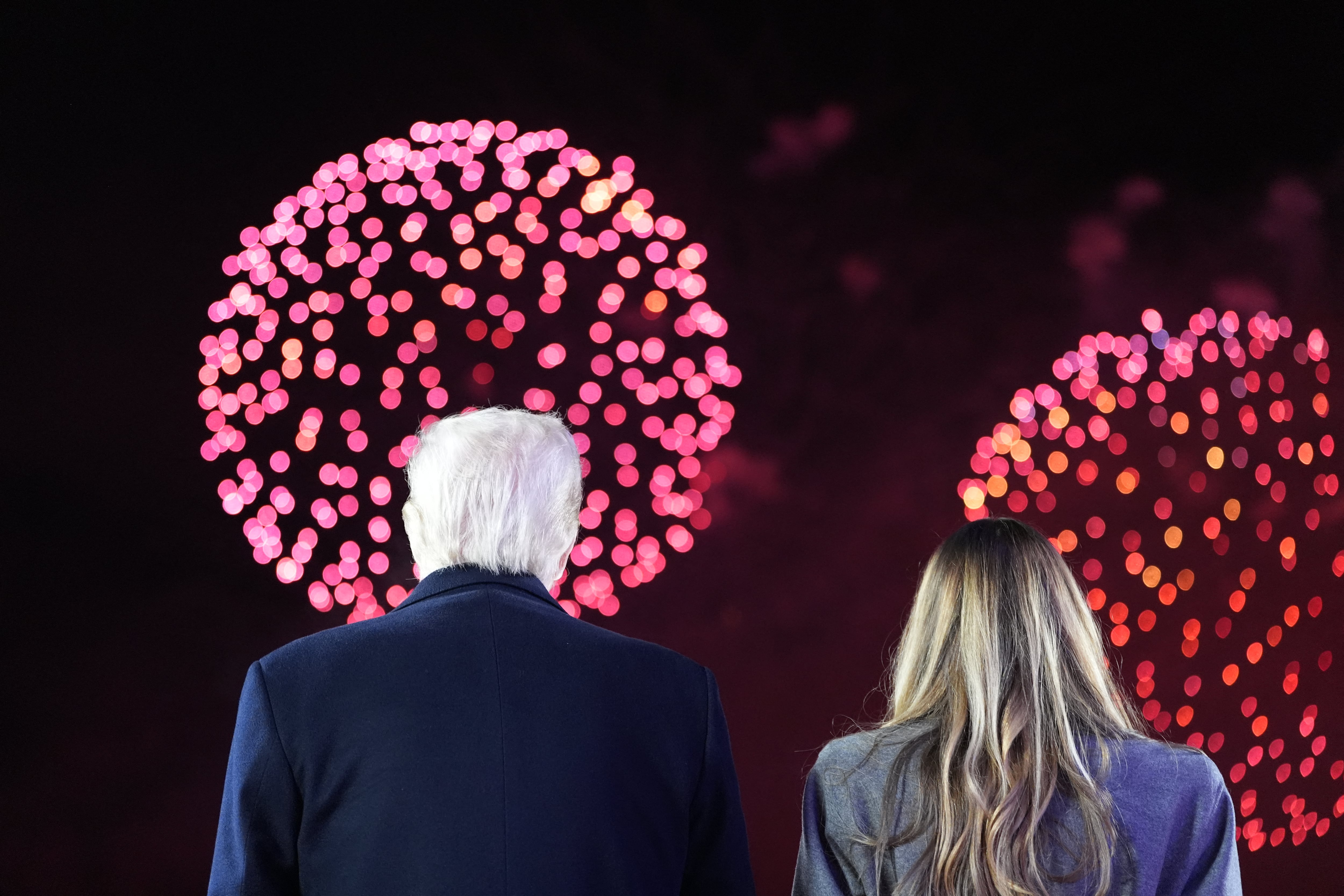 Donald Trump y Melania Trump observan fuegos artificiales en una recepción en su honor en el Trump National Golf Club en Virginia el 18 de enero de 2025.