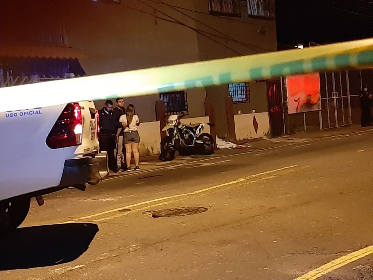 Unos 50 metros al oeste de la Ferretería Epa, en Colima de Tibás, fue acribillado un hombre de 35 años la noche del martes. Foto: Carlos Láscarez.