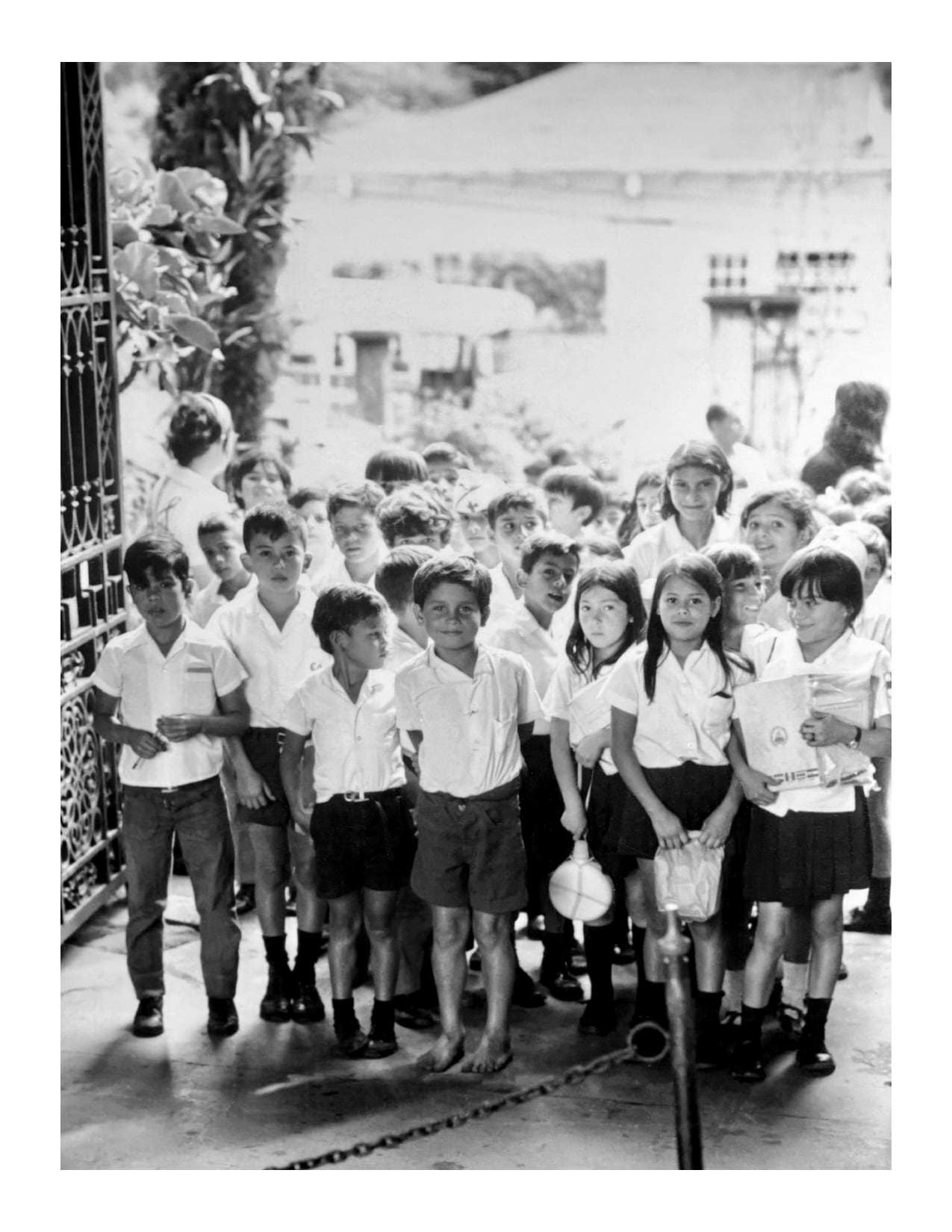 Fotografía tomada en los años 70, en una sala de los antiguos calabozos del Cuartel Bellavista.Un grupo de escolares espera frente a lo que entonces era la entrada del Museo Nacional