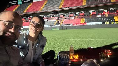 La historia no contada de la primera propuesta de matrimonio en plena gramilla del Morera Soto