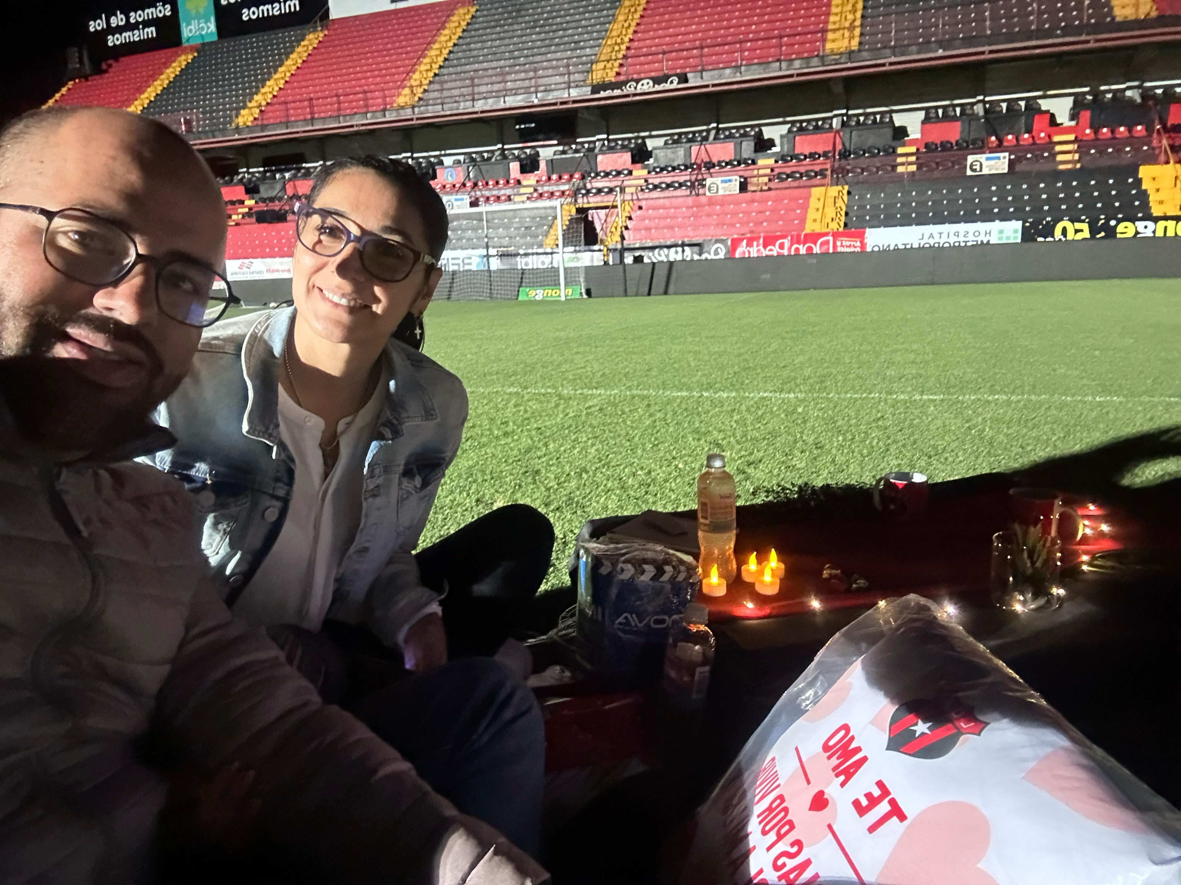 Andrew Gutiérrez y Vivian son dos asociados de Liga Deportiva Alajuelense que se comprometieron hace un año en el Estadio Alejandro Morera Soto.