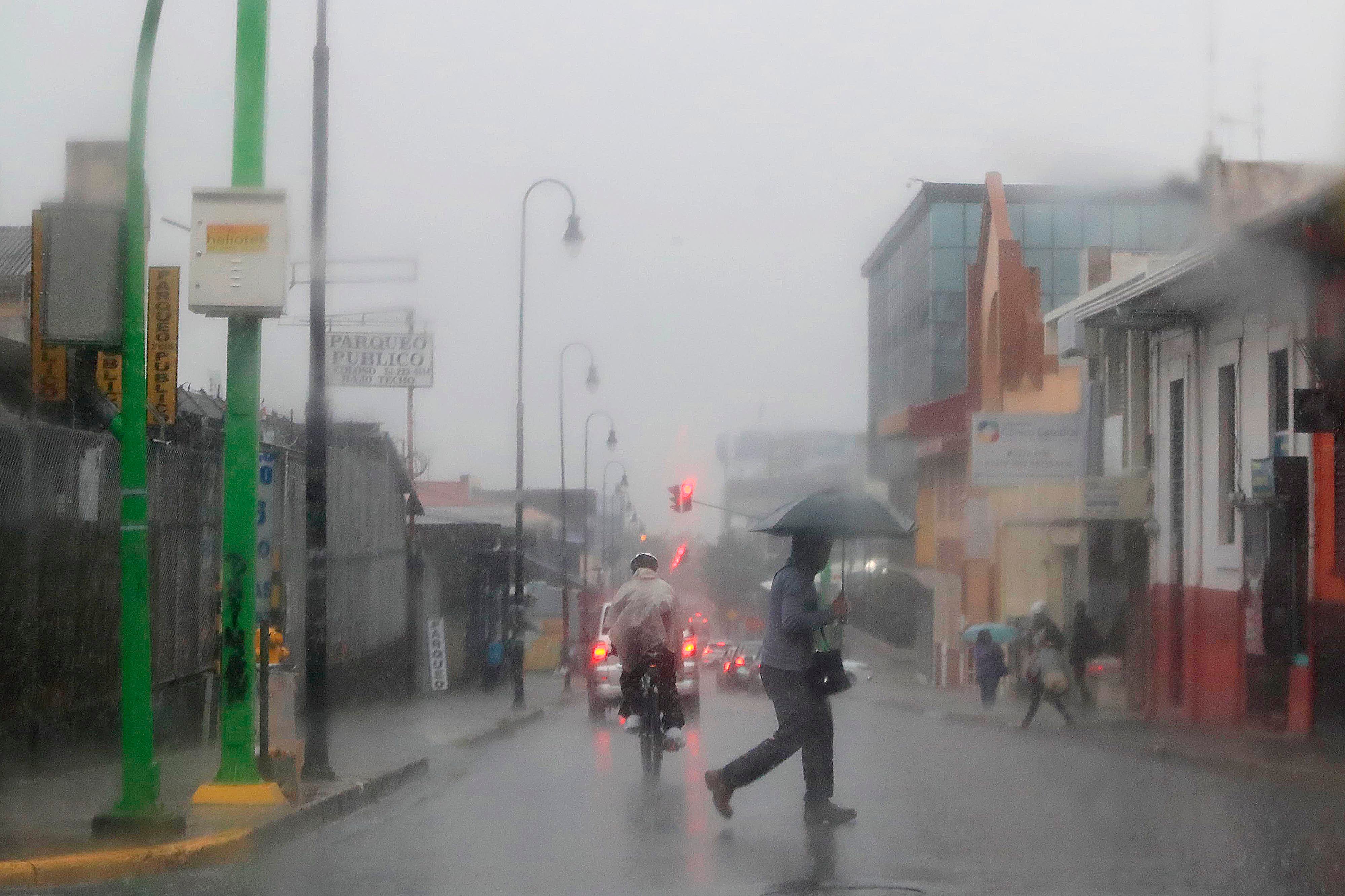 20/09/2023 San José. Fuerte aguacero vespertino. Las lluvias intensas pusieron a correr a muchos este miércoles por la tarde.