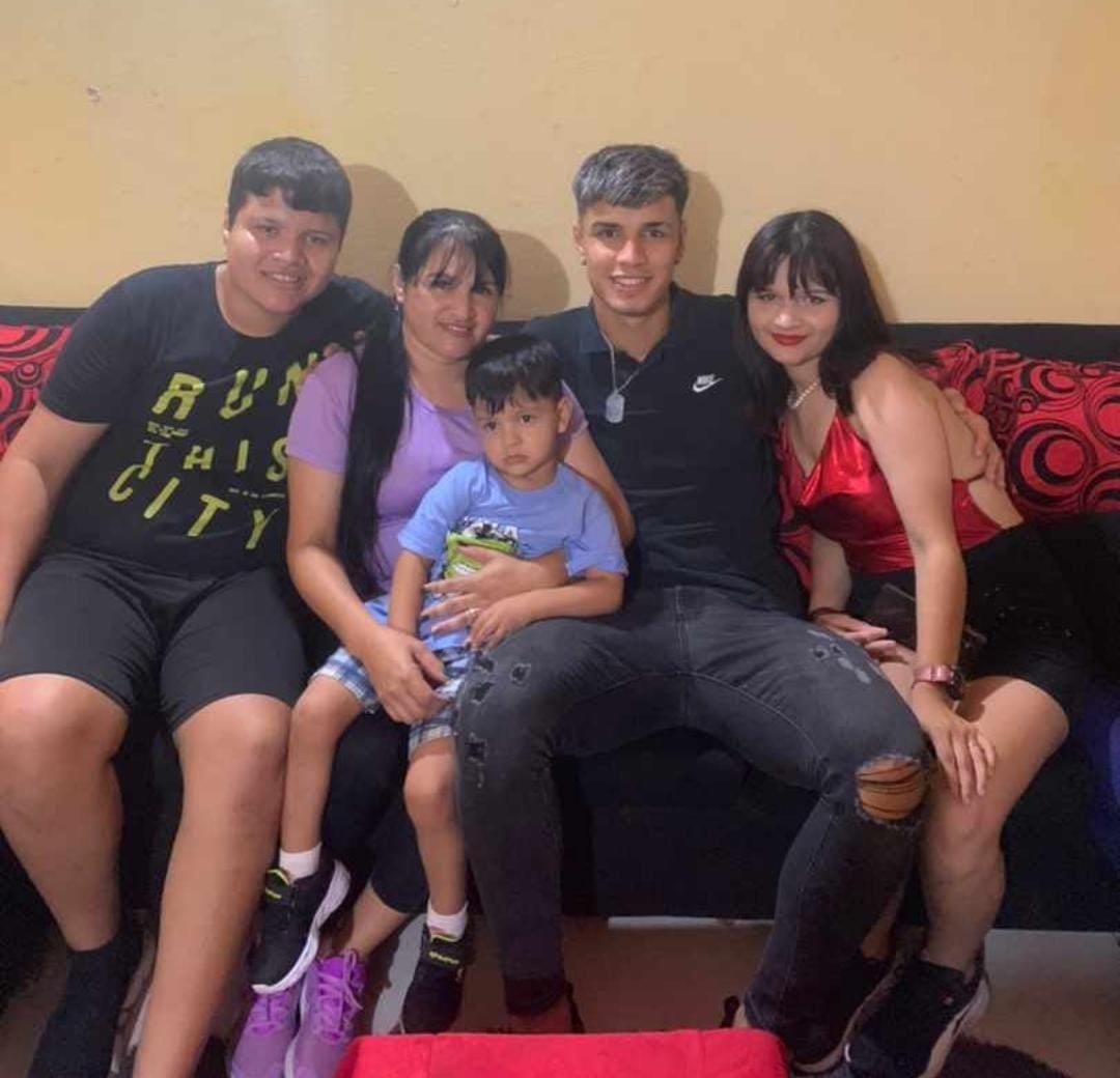 Fernando Lesme siempre soñó con trascender en el fútbol para ayudar a su familia. En esta fotografía aparece junto a su mamá, doña Hilda. Ahí están también los hermanos del jugador: Fabrizio, Jesús y Fanny.