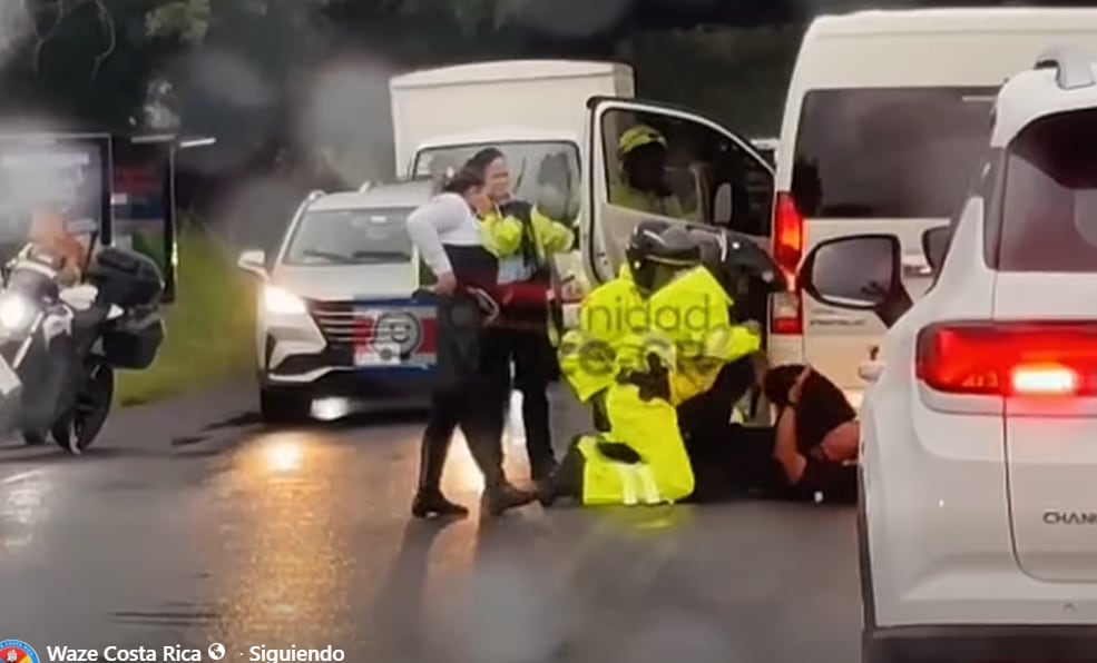 El conductor pidió ayuda y se resistió a salir de la buseta mientras los oficiales intentaban retirarlo del vehículo.