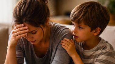 Cuando los hijos cargan con las emociones de sus padres: las secuelas silenciosas de la ‘parentalización’