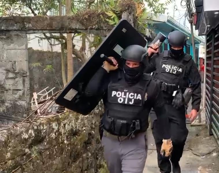 OIJ ejecutó tres allanamientos en Guápiles que terminó con la captura de dos padres sospechosos de tener pornografía infantil y un joven sospechoso de venta de droga.