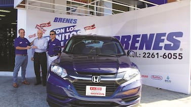 Brenes premia a cliente con un auto del año