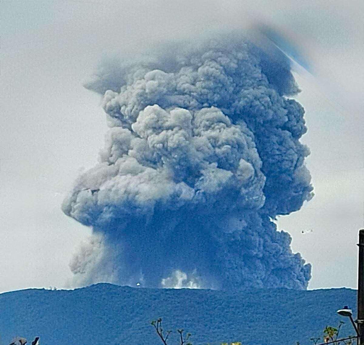Fuerte erupción del volcán Poás este lunes 21 de abril