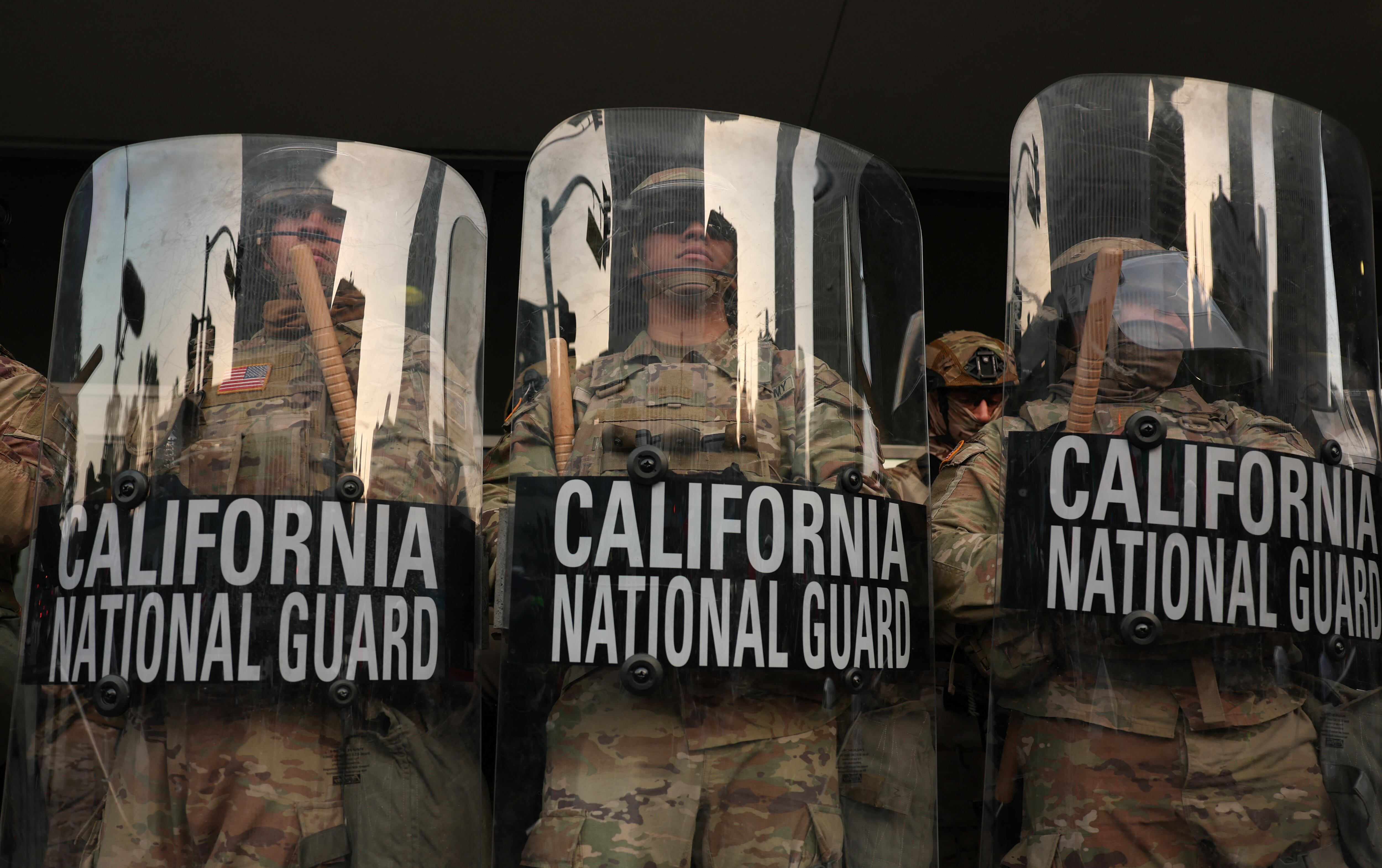 La Guardia Nacional de California permanece en las escaleras del Edificio Federal tras días de protestas en respuesta a las operaciones federales de inmigración en Los Ángeles el 10 de junio de 2025. Cientos de marines llegarán a Los Ángeles el 10 de junio, después de que el presidente estadounidense Donald Trump ordenara su despliegue en respuesta a las protestas contra los arrestos por inmigración y a pesar de las objeciones de las autoridades estatales. Los 700 efectivos se unirán a la Guardia Nacional, intensificando la militarización de la tensa situación en la extensa ciudad, hogar de millones de residentes nacidos en el extranjero y latinos. Los disturbios se desataron por la repentina intensificación de la campaña emblemática de Trump para deportar a inmigrantes indocumentados, con redadas en lugares de trabajo. (Foto de Patrick T. Fallon / AFP)