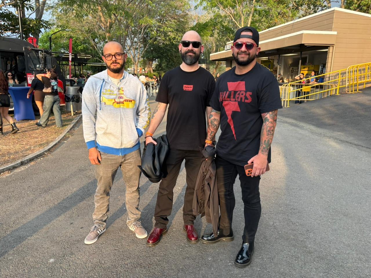 Este grupo de amigos: Antonio Villegas Porras, David Mora y Pablo Arias de Coronado esperan corear las mejores canciones de The Killers.