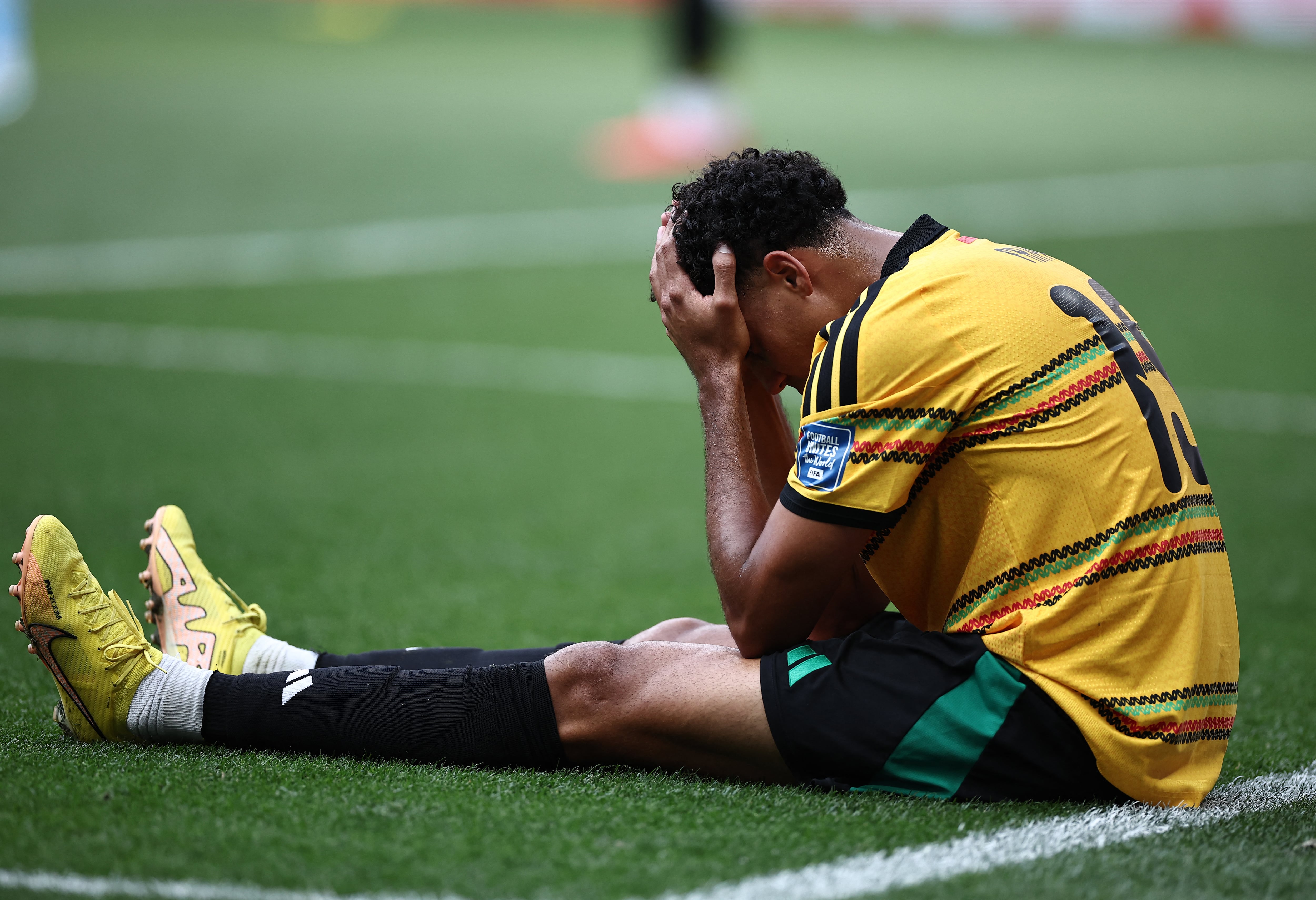 El defensa de Jamaica Ian Fray se lamenta tras perder el duelo por el repechaje hacia el Mundial 2026 ante la República del Congo.