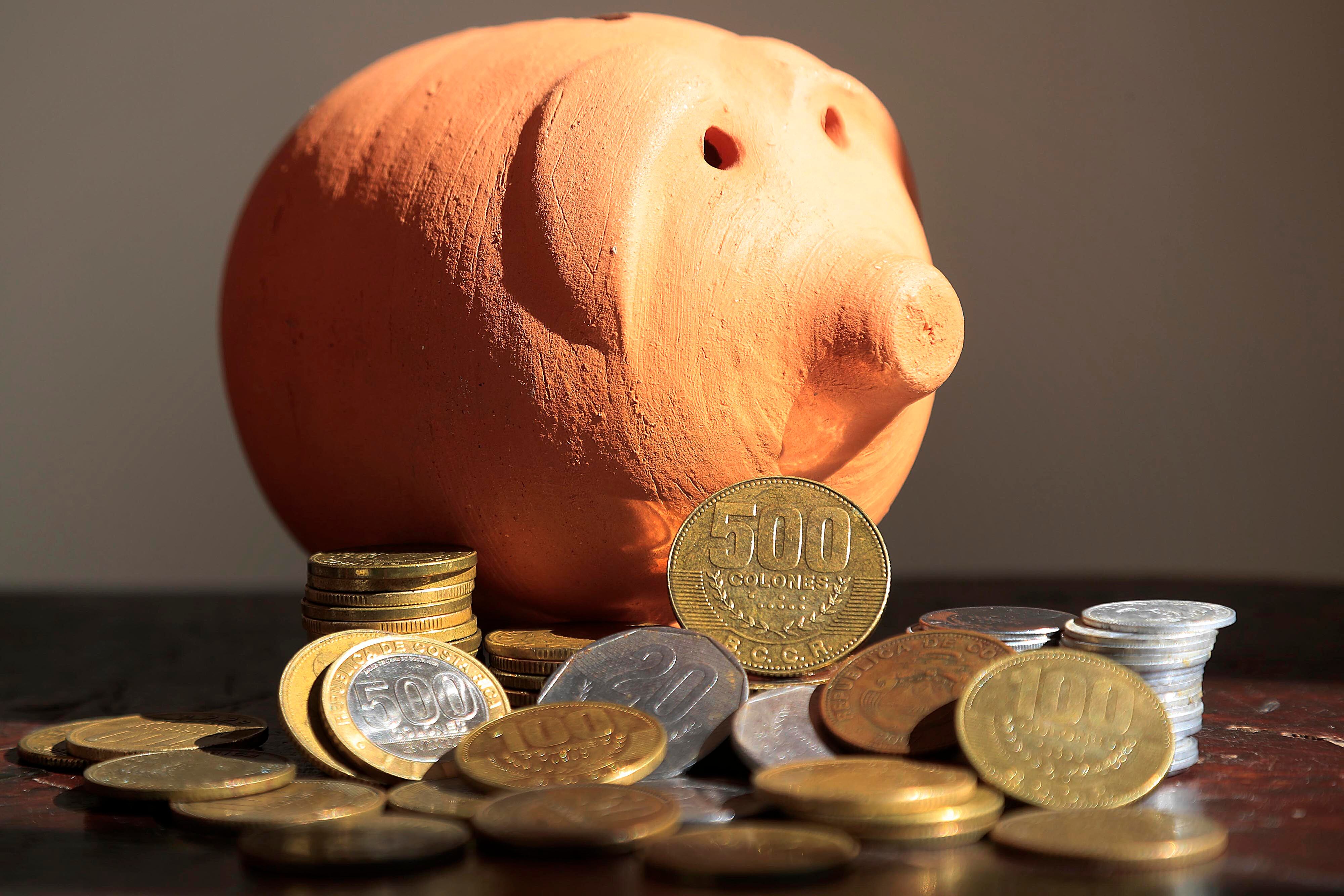 02/01/2024 Fotografías conceptuales para temas: Dinero; Ahorro; Pensión; Pensiones; Plan de retiro; Fondos del ROP; Presupuestos; Operadoras de pensiones; Retiro; Fondos de pensión; Inversión; Monedas; Alcancía; Negocios; Dinero en efectivo; IVM; Colones; Plata; Hacienda; Jubilación; Capital; Finanzas; Gasto; Economía y finanzas; Riqueza. Foto: Rafael Pacheco Granados