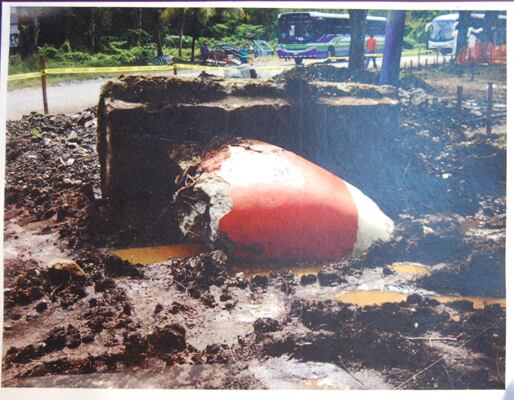 Obra El Abrazo destruida después de mover el puesto fronterizo en Peñas Blanccas, en 2011.