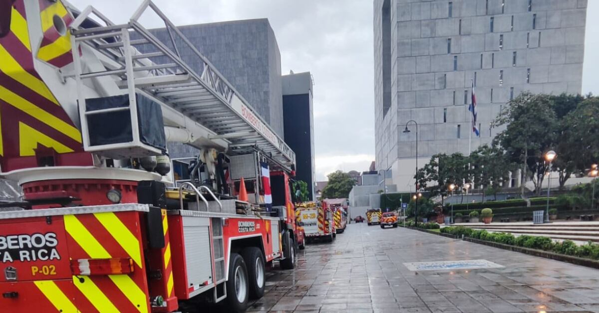 A finales de agosto varios vehículos del Cuerpo de Bomberos se estacionaron en las afueras de la Asamblea Legislativa como modo de protesta a un proyecto de ley que reduciría los recursos que reciben por las primas de seguros.