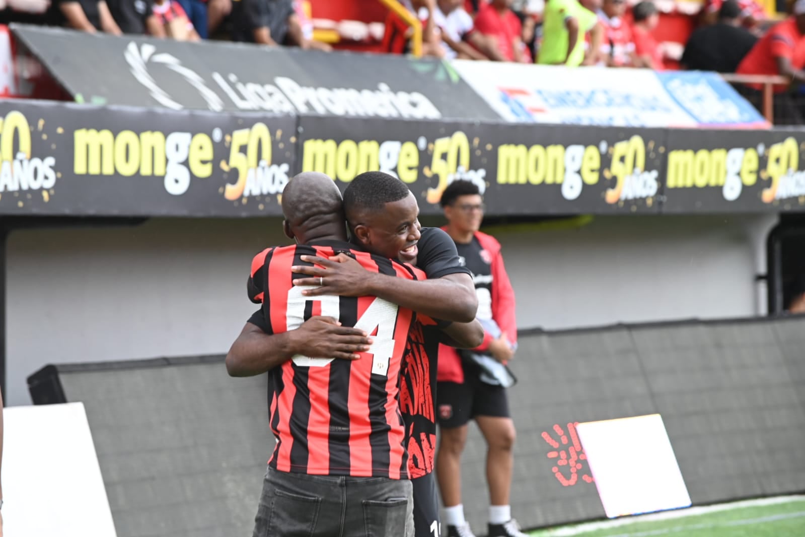 Erick Scott y Joel Campbell se fundieron en un abrazo en la gramilla del Estadio Alejandro Morera Soto.