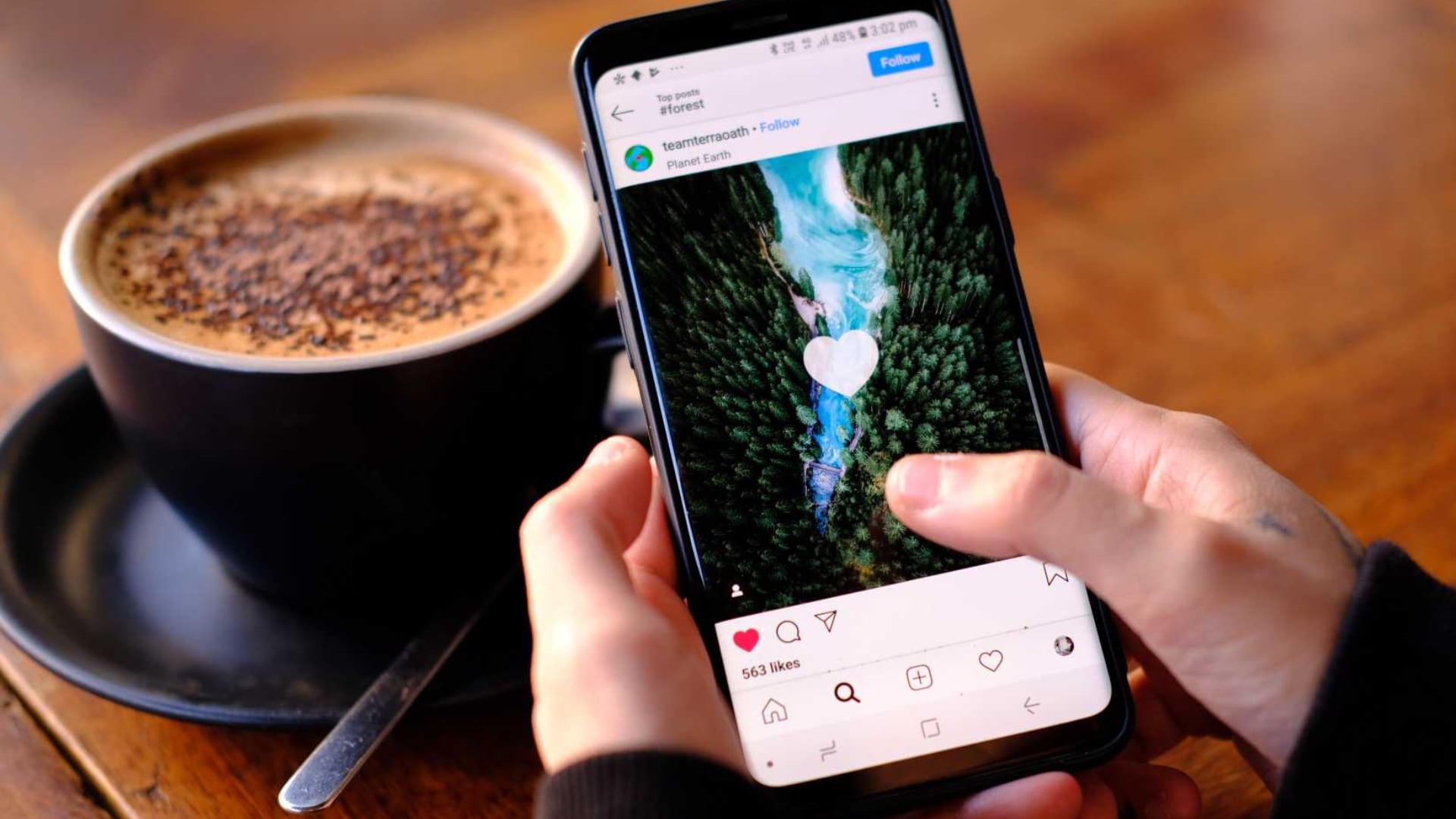 El feed de redes sociales no es aleatorio. Algoritmos, datos y atención definen qué contenido aparece y cómo impacta su forma de informarse.