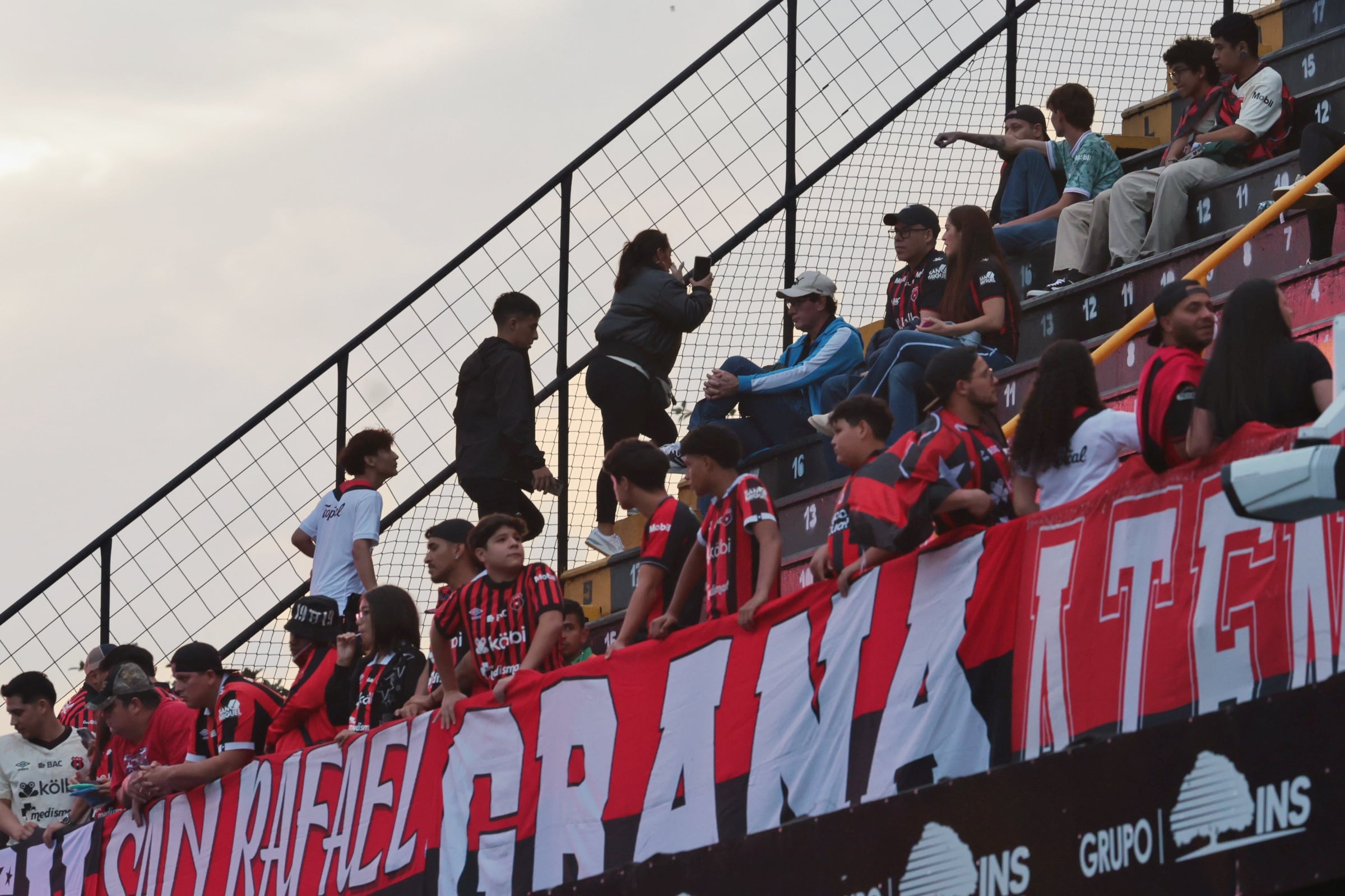 Ambiente previo clásico Liga vs Saprissa