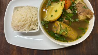 La olla de carne de 4.000 colones que sabe a la abuela y tiene a Coronado haciendo fila