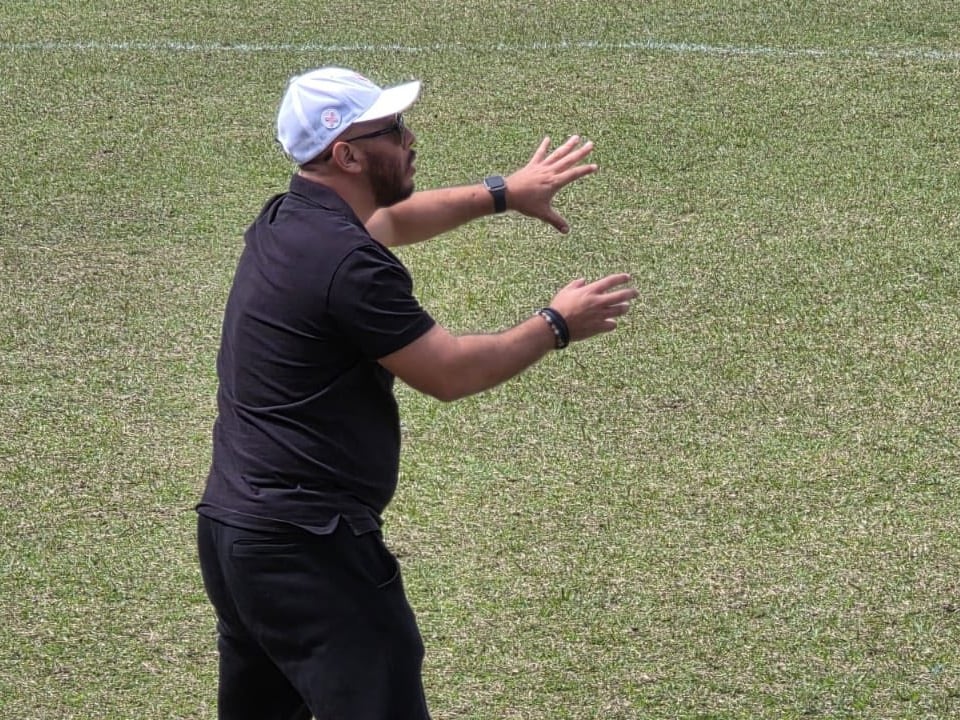 Alonso Solís dirigiendo al Municipal Desamparados de la Liga de Fútbol Aficionado.